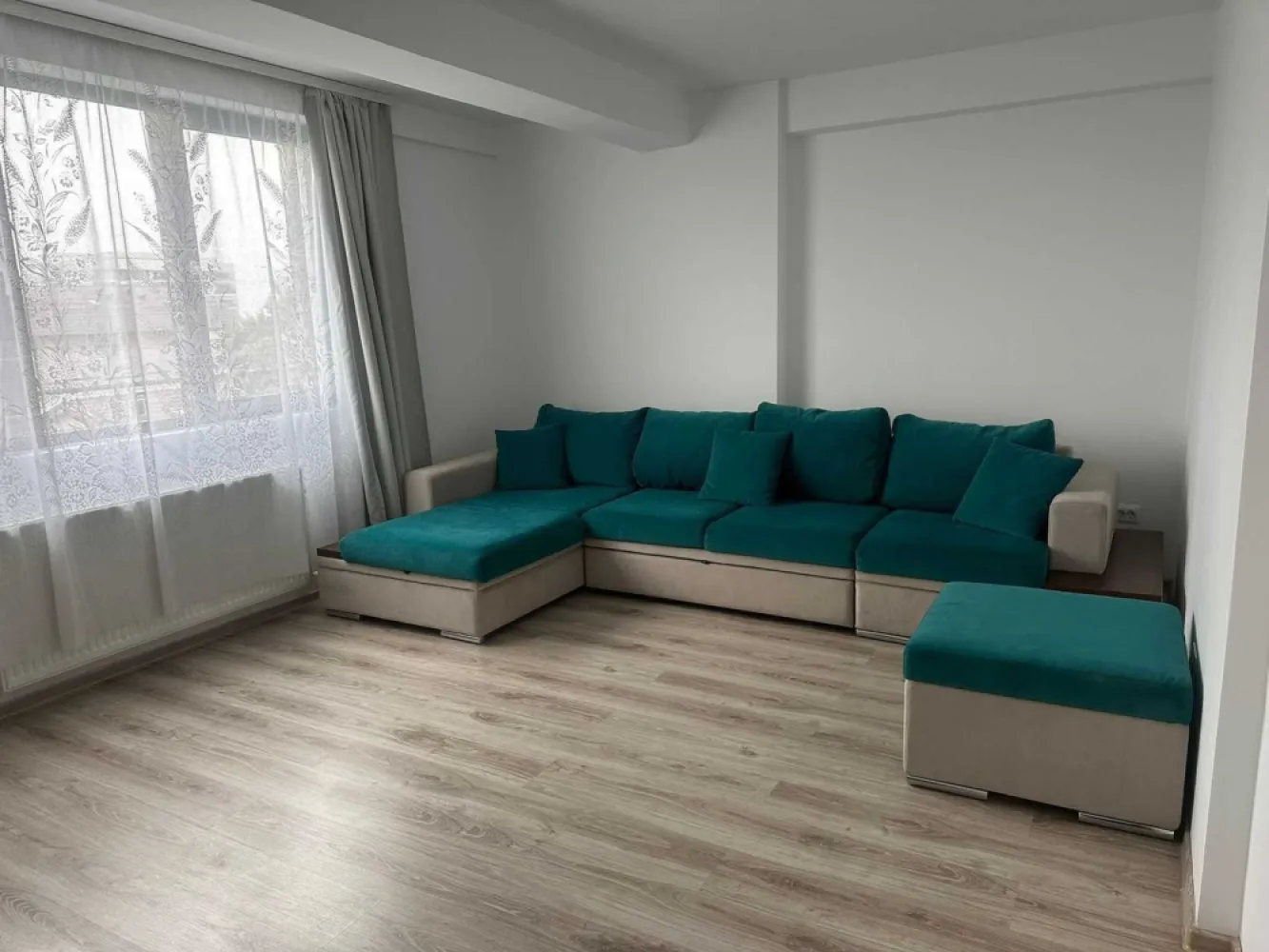 Apartament 3 camere, 85mp, parcare subterana, zona 1 Decembrie 1918 - Vand apartament 3 camere in bloc finalizat 2020, complet decomandat, zona statiei de metrou 1 Decembrie 1918 / Pallady, 85mp, 2 bai, etajul 5/5, loc de parcare privat in subteran (acces cu telecomanda) - a fost caminul nostru, nu ne-am gandit niciodata ca vom ajunge sa il vindem. Blocul este dotat cu interfon, intrarea in curtea se face cu cartela, sistem de supraveghere video in toate spatiile comune, inclusiv in parcare si in lift.

Locatie : Sectorul 3, intersectia B-dului Theodor Pallady cu Str. Mizil. Statia de metrou 1 Decembrie 1918 este situata la 200m (pe google maps) sau 2 min de mers pe jos, lenes, statia de tramvai este in fata blocului, la parterul blocului exista un Mega Image (mare), coafor si barber shop, optica medicala, parca si o curatatorie chimica. LIDL este in fata blocului, Penny peste Bdul Pallady, la 3-4 min de mers pe jos. La 3 statii de tramvai, avem Kaufland, IKEA, Metro, Jumbo, Decathlon, Jysk, Leroy Merlin, Dedeman, Mc Donalds, Auchan, KFC, XXXLutz, etc... La 1km, se afla Centrul Comercial Titan, o galerie comerciala mare, unde gasiti cinematograf, food court, World Class, locuri de joaca, etc...
Zona este foarte frumoasa, verde, parcuri peste tot (cel mai aproape este in spatele blocului, la 2 min de mers pe jos), in continua dezvoltare. Sunt 2-3 gradinite de stat in imediata apropere a blocului, la fel si crese sau scoli. Afterschool fix in spatele blocului, 15 secunde de la poarta blocului.

Apartamentul se vinde mobilat si utilat : 

Centrala proprie cu termostat
2 paturi de 2m x 1.8m, ambele cu depozitare, dressing-uri.
Canapea de 3.8m x 2m, care se extinde si devine un pat imens, foarte calitativa, facuta la comanda
Mobila de bucatarie din MDF vopsit, foarte calitativa
2 aparate AC premium, Carrier, se pot conecta la internet
Combina frigorifica Hotpoint Ariston 
Plita Bosch 
Cuptor electric Bosch 
Masina de spalat vase Bosch 
Masina de spalat Beko 
Hota Beko 
TV Sony 102cm
TV Sharp in bucatarie

Pret 200.001 euro

EXCLUS agentii imobiliare!!!

Va multumesc anticipat pentru atentie.