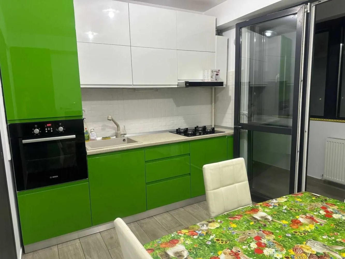Apartament 3 camere, 85mp, parcare subterana, zona 1 Decembrie 1918 - Vand apartament 3 camere in bloc finalizat 2020, complet decomandat, zona statiei de metrou 1 Decembrie 1918 / Pallady, 85mp, 2 bai, etajul 5/5, loc de parcare privat in subteran (acces cu telecomanda) - a fost caminul nostru, nu ne-am gandit niciodata ca vom ajunge sa il vindem. Blocul este dotat cu interfon, intrarea in curtea se face cu cartela, sistem de supraveghere video in toate spatiile comune, inclusiv in parcare si in lift.

Locatie : Sectorul 3, intersectia B-dului Theodor Pallady cu Str. Mizil. Statia de metrou 1 Decembrie 1918 este situata la 200m (pe google maps) sau 2 min de mers pe jos, lenes, statia de tramvai este in fata blocului, la parterul blocului exista un Mega Image (mare), coafor si barber shop, optica medicala, parca si o curatatorie chimica. LIDL este in fata blocului, Penny peste Bdul Pallady, la 3-4 min de mers pe jos. La 3 statii de tramvai, avem Kaufland, IKEA, Metro, Jumbo, Decathlon, Jysk, Leroy Merlin, Dedeman, Mc Donalds, Auchan, KFC, XXXLutz, etc... La 1km, se afla Centrul Comercial Titan, o galerie comerciala mare, unde gasiti cinematograf, food court, World Class, locuri de joaca, etc...
Zona este foarte frumoasa, verde, parcuri peste tot (cel mai aproape este in spatele blocului, la 2 min de mers pe jos), in continua dezvoltare. Sunt 2-3 gradinite de stat in imediata apropere a blocului, la fel si crese sau scoli. Afterschool fix in spatele blocului, 15 secunde de la poarta blocului.

Apartamentul se vinde mobilat si utilat : 

Centrala proprie cu termostat
2 paturi de 2m x 1.8m, ambele cu depozitare, dressing-uri.
Canapea de 3.8m x 2m, care se extinde si devine un pat imens, foarte calitativa, facuta la comanda
Mobila de bucatarie din MDF vopsit, foarte calitativa
2 aparate AC premium, Carrier, se pot conecta la internet
Combina frigorifica Hotpoint Ariston 
Plita Bosch 
Cuptor electric Bosch 
Masina de spalat vase Bosch 
Masina de spalat Beko 
Hota Beko 
TV Sony 102cm
TV Sharp in bucatarie

Pret 200.001 euro

EXCLUS agentii imobiliare!!!

Va multumesc anticipat pentru atentie.