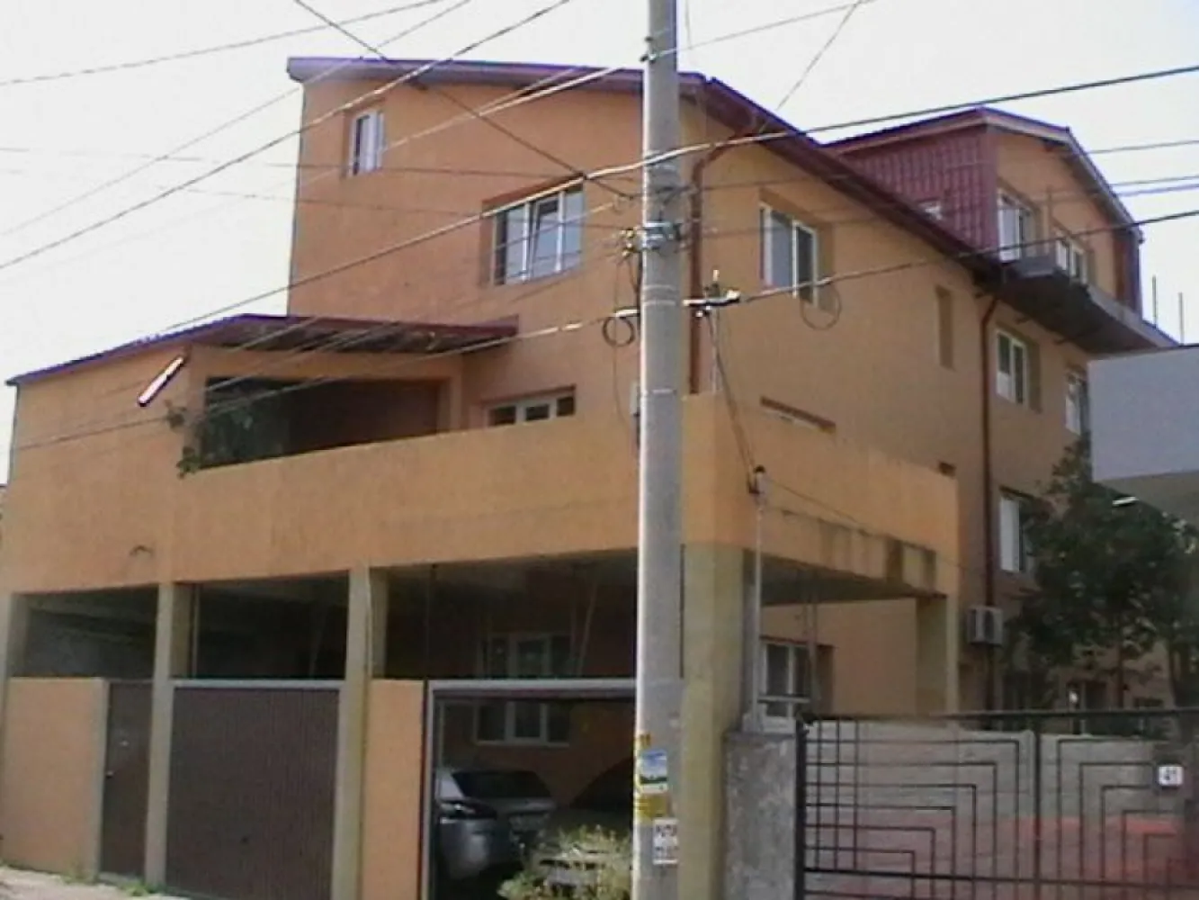 Bucurestii Noi, Sf. Gheorghe Podului vila vanzare - Bucurestii Noi 300 m statie metrou Straulesti 2 min. vila vanzare teren 500 mp, 900 mp construit 3 apartamente in vila cu intrari separate b+p+2et+m are 2 intrari din 2 strazi diferite apa gaze curent 220V++380V

DE VANZARE Bucurestii noi vila de vanzare teren 500 mp 900 mp construit 3 apartemente in vila cu intrari separate B+P+2Et+M VILA are doua 2 intrari din 2 strazi diferite apa gaze curent 220V-380V trifazic centrala garaje si locuri de parcare beci 3 terase mari Chiosc Gradina cu Gazon si ghivece cu flori- situata in zona linistita fara trafic intens cartier de vile si case cu strazi asfaltate market-uri in zona Careffour Lidel Mega Image -- Strand Plaja Verde - STATIE de Metrou LA COLTUL STRAZI la 300 ml --- Parter finalizat + 1 et la un ap finalizat -- etajele in stadiu de finisare -- - Aveti Acces catre Centru, Baneasa, Otopeni, Aviatiei, Herastrau, Damaroaia, Pajura, Chitila, Jiului, Grivitei, ! Mai-Ion Mihalache, Domenii, PRET = 1.150.000 Euro - NEGOCIABIL Usor -- TEL - 0721339995 /// 0747176811
