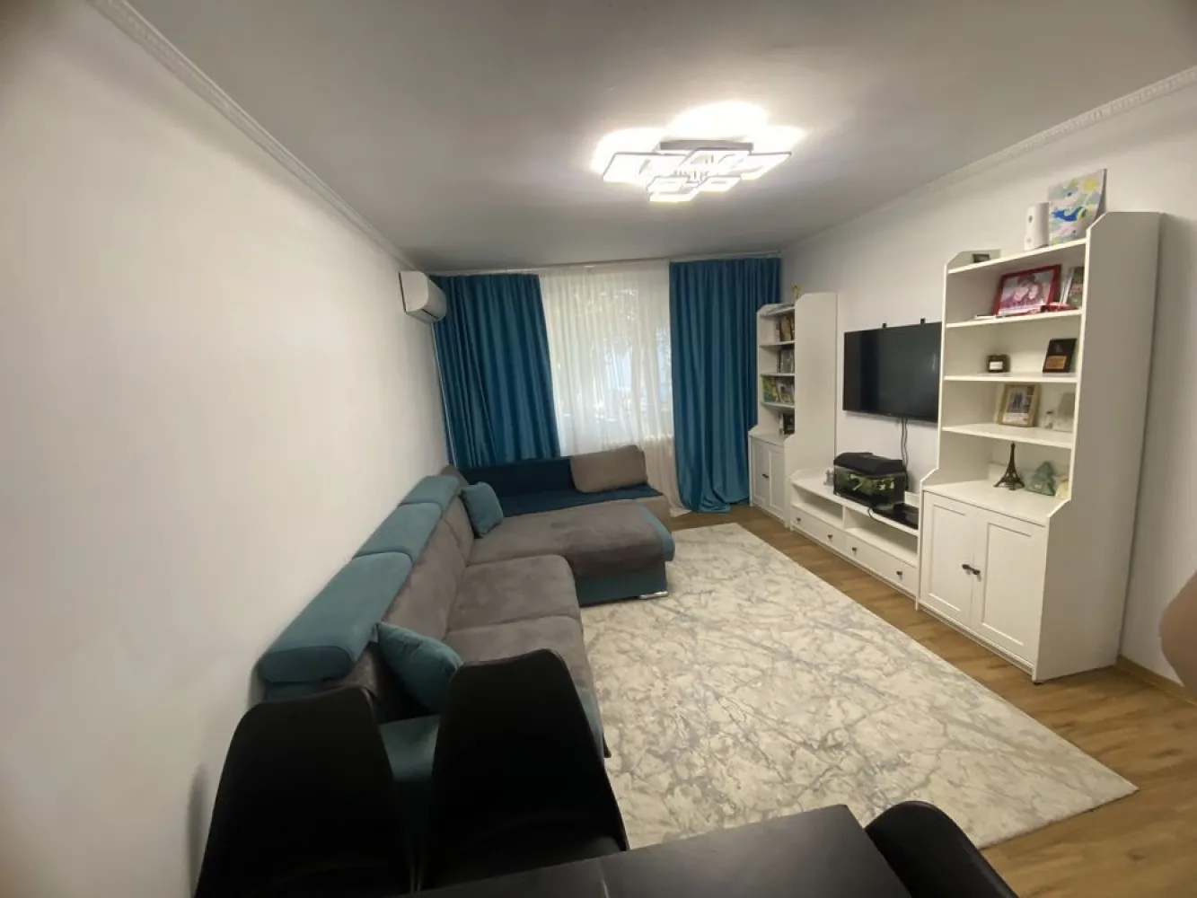 Vând apartament - Vând apartament complet mobilat. CF1 
Cuprinde si balcon si debara de depozitare.

Apartamentul este renovat anul acesta, într-o zona accesibilă si perfectă pentru familii.

Creșă fiind la ieșirea din bloc, grădinița lângă, scoală la 200 de m iar liceu la aproximativ 400 de m. 

Până în statie de STB faci aproximativ 3 minute de mers pe jos. Metroul la 10 minute distanță (Piata Sudului). 

Lângă apartament dispui de: Brutărie non-stop, mega-image, barber-shop, shaormerie si de tot ce ar avea nevoie o familie. 

Zona: Izvorul Rece- Brâncoveanu.