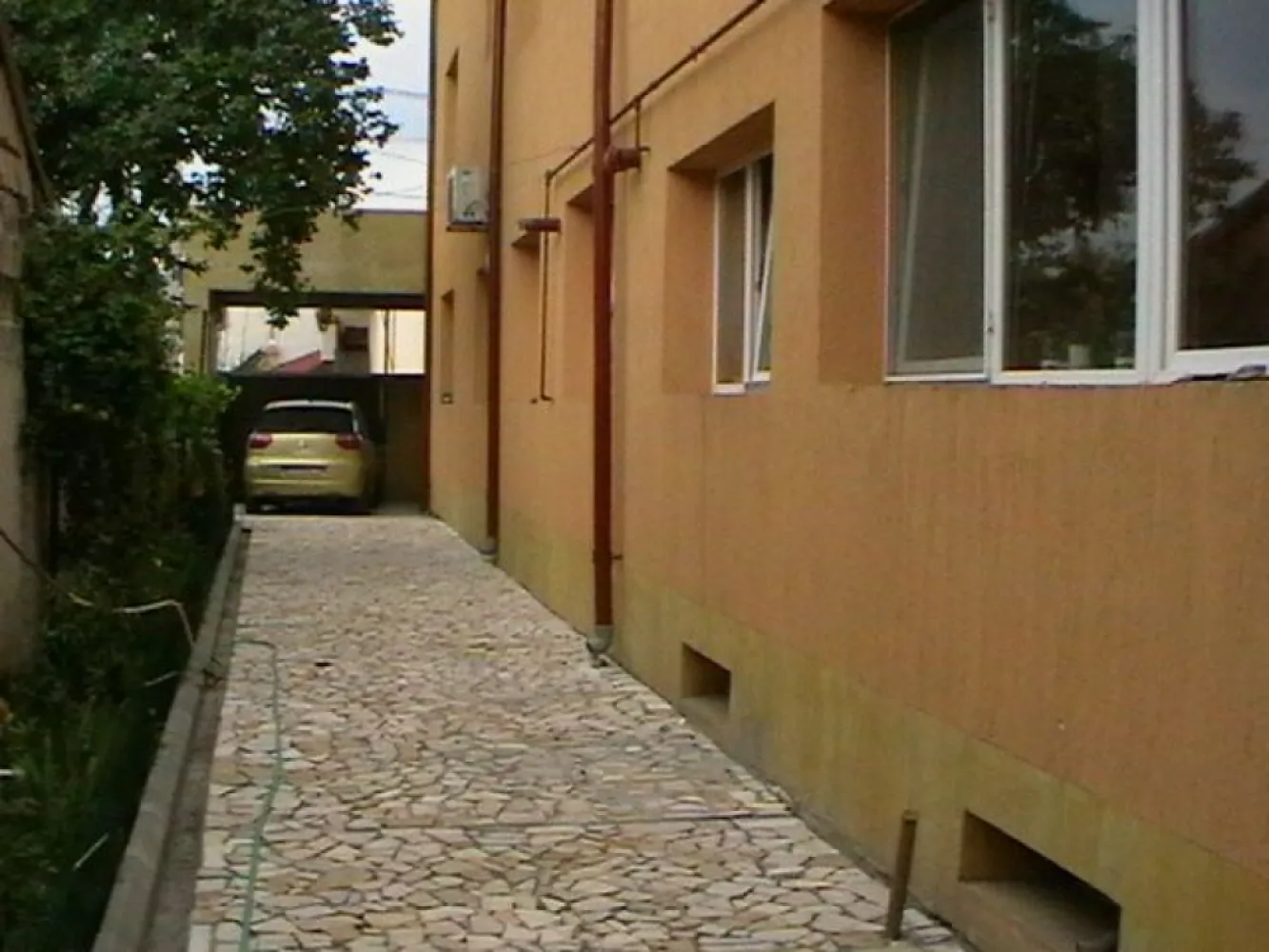 Bucurestii Noi, Sf. Gheorghe Podului vila vanzare - Bucurestii Noi 300 m statie metrou Straulesti 2 min. vila vanzare teren 500 mp, 900 mp construit 3 apartamente in vila cu intrari separate b+p+2et+m are 2 intrari din 2 strazi diferite apa gaze curent 220V++380V

DE VANZARE Bucurestii noi vila de vanzare teren 500 mp 900 mp construit 3 apartemente in vila cu intrari separate B+P+2Et+M VILA are doua 2 intrari din 2 strazi diferite apa gaze curent 220V-380V trifazic centrala garaje si locuri de parcare beci 3 terase mari Chiosc Gradina cu Gazon si ghivece cu flori- situata in zona linistita fara trafic intens cartier de vile si case cu strazi asfaltate market-uri in zona Careffour Lidel Mega Image -- Strand Plaja Verde - STATIE de Metrou LA COLTUL STRAZI la 300 ml --- Parter finalizat + 1 et la un ap finalizat -- etajele in stadiu de finisare -- - Aveti Acces catre Centru, Baneasa, Otopeni, Aviatiei, Herastrau, Damaroaia, Pajura, Chitila, Jiului, Grivitei, ! Mai-Ion Mihalache, Domenii, PRET = 1.150.000 Euro - NEGOCIABIL Usor -- TEL - 0721339995 /// 0747176811