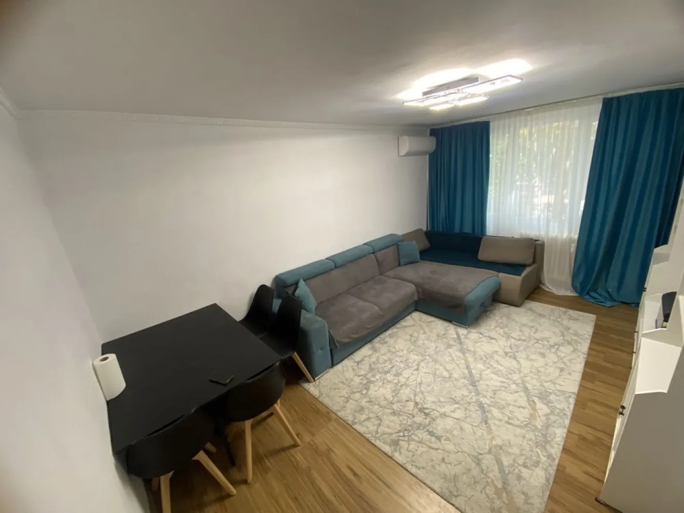 Vând apartament - Vând apartament complet mobilat. CF1 
Cuprinde si balcon si debara de depozitare.

Apartamentul este renovat anul acesta, într-o zona accesibilă si perfectă pentru familii.

Creșă fiind la ieșirea din bloc, grădinița lângă, scoală la 200 de m iar liceu la aproximativ 400 de m. 

Până în statie de STB faci aproximativ 3 minute de mers pe jos. Metroul la 10 minute distanță (Piata Sudului). 

Lângă apartament dispui de: Brutărie non-stop, mega-image, barber-shop, shaormerie si de tot ce ar avea nevoie o familie. 

Zona: Izvorul Rece- Brâncoveanu.