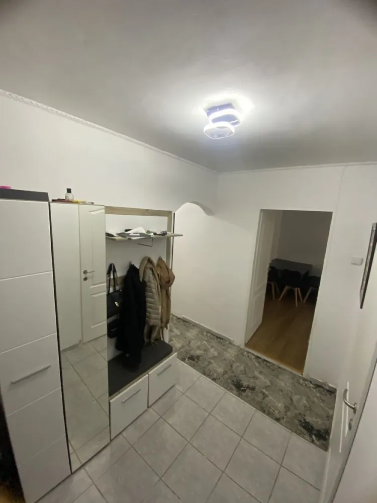 Vând apartament - Vând apartament complet mobilat. CF1 
Cuprinde si balcon si debara de depozitare.

Apartamentul este renovat anul acesta, într-o zona accesibilă si perfectă pentru familii.

Creșă fiind la ieșirea din bloc, grădinița lângă, scoală la 200 de m iar liceu la aproximativ 400 de m. 

Până în statie de STB faci aproximativ 3 minute de mers pe jos. Metroul la 10 minute distanță (Piata Sudului). 

Lângă apartament dispui de: Brutărie non-stop, mega-image, barber-shop, shaormerie si de tot ce ar avea nevoie o familie. 

Zona: Izvorul Rece- Brâncoveanu.