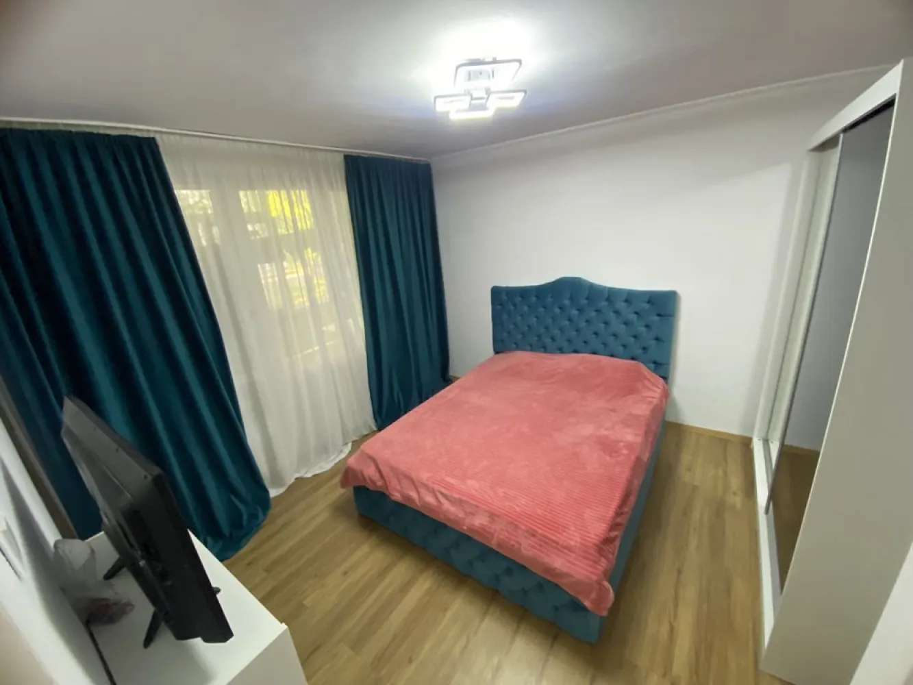 Vând apartament - Vând apartament complet mobilat. CF1 
Cuprinde si balcon si debara de depozitare.

Apartamentul este renovat anul acesta, într-o zona accesibilă si perfectă pentru familii.

Creșă fiind la ieșirea din bloc, grădinița lângă, scoală la 200 de m iar liceu la aproximativ 400 de m. 

Până în statie de STB faci aproximativ 3 minute de mers pe jos. Metroul la 10 minute distanță (Piata Sudului). 

Lângă apartament dispui de: Brutărie non-stop, mega-image, barber-shop, shaormerie si de tot ce ar avea nevoie o familie. 

Zona: Izvorul Rece- Brâncoveanu.