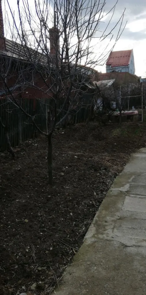 Casa de vânzare cu teren - Persoana fizica propune spre vanzare in Iaşi o casa cu teren situat in imediata apropriare de Piața Pacurari, Gradina Botanica, Şcoala gimnaziala Ion Creanga , Moara de Foc si acces spre Copou.Suprafața totala a terenului din masuratori cadastrale este de 290mp iar construcția C1-casa de locuit avind o suprafata de 61mp, structurat pe 2 camere, bucatarie, baie, camara si hol. Beneficiaza de centrala termica , geamuri din termopan , racordat la utilitați-apa, curent electric , gaz. Proprietatea este inscrisâ in cartea funciara si deține certificat energetic.
Aceasta casa reprezinta o oportunitate ,putând fi reabilitata și transformata intr-un spațiu de locuit modern. De aseamenea , aceasta se afla in imediata apropriare de multiple magazine, cabinete medicale, notari publici, banci si farmacii, beneficiind astfel de diverse facilitati și sevicii. 

Vinzare directa doar persoane fizice fara agentii imobiliare.Preț usor negociabil. me