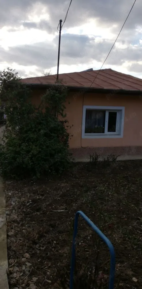 Casa de vânzare cu teren - Persoana fizica propune spre vanzare in Iaşi o casa cu teren situat in imediata apropriare de Piața Pacurari, Gradina Botanica, Şcoala gimnaziala Ion Creanga , Moara de Foc si acces spre Copou.Suprafața totala a terenului din masuratori cadastrale este de 290mp iar construcția C1-casa de locuit avind o suprafata de 61mp, structurat pe 2 camere, bucatarie, baie, camara si hol. Beneficiaza de centrala termica , geamuri din termopan , racordat la utilitați-apa, curent electric , gaz. Proprietatea este inscrisâ in cartea funciara si deține certificat energetic.
Aceasta casa reprezinta o oportunitate ,putând fi reabilitata și transformata intr-un spațiu de locuit modern. De aseamenea , aceasta se afla in imediata apropriare de multiple magazine, cabinete medicale, notari publici, banci si farmacii, beneficiind astfel de diverse facilitati și sevicii. 

Vinzare directa doar persoane fizice fara agentii imobiliare.Preț usor negociabil. me