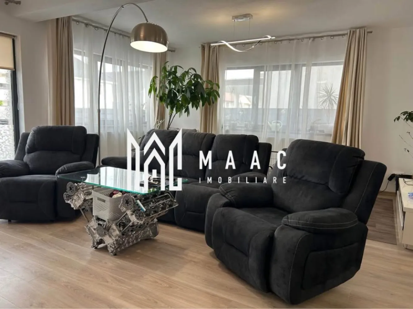 Duplex modern și elegant | 119 MPU | Teren 300 mp | Arhitecților - Maac Imobiliare prezintă spre vânzare un imobil tip duplex, situat într-o zonă liniștită și exclusiv de case din Cartierul Arhitecților. Construcția este nouă, finalizată în anul 2023, cu un design modern și finisaje de calitate superioară. Detalii generale: Suprafață utilă: 119,25 mp Suprafață teren: 300 mp (aprox. 200 mp teren liber) Curte amenajată cu: pavaj, gazon, plante ornamentale, grătar din piatră și terasă acoperită Balcoane aferente dormitoarelor Carport inclus Compartimentare: Parter: living spațios și luminos, bucătărie separată cu mobilier pe comandă (închisă cu pereți din sticlă securizată), baie cu duș, spațiu de depozitare, terasă și carport. Etaj: 3 dormitoare generoase (unul matrimonial cu pat 2x2 m și dressing cu mobilier pe comandă, al doilea cu pat matrimonial 1,6x2 m, al treilea cu canapea extensibilă), baie principală deosebită, hol, două balcoane. Avantaje: Se vinde complet mobilat și utilat, exact ca în fotografii Dotări moderne, inclusiv sistem de aer condiționat Curte generoasă, perfectă pentru relaxare și activități în aer liber Cartier rezidențial liniștit, ideal pentru o viață de familie Pentru mai multe informatii specificati ID: CP2750550