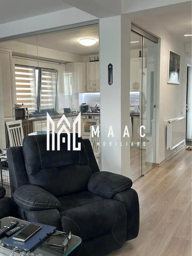 Duplex modern și elegant | 119 MPU | Teren 300 mp | Arhitecților - Maac Imobiliare prezintă spre vânzare un imobil tip duplex, situat într-o zonă liniștită și exclusiv de case din Cartierul Arhitecților. Construcția este nouă, finalizată în anul 2023, cu un design modern și finisaje de calitate superioară. Detalii generale: Suprafață utilă: 119,25 mp Suprafață teren: 300 mp (aprox. 200 mp teren liber) Curte amenajată cu: pavaj, gazon, plante ornamentale, grătar din piatră și terasă acoperită Balcoane aferente dormitoarelor Carport inclus Compartimentare: Parter: living spațios și luminos, bucătărie separată cu mobilier pe comandă (închisă cu pereți din sticlă securizată), baie cu duș, spațiu de depozitare, terasă și carport. Etaj: 3 dormitoare generoase (unul matrimonial cu pat 2x2 m și dressing cu mobilier pe comandă, al doilea cu pat matrimonial 1,6x2 m, al treilea cu canapea extensibilă), baie principală deosebită, hol, două balcoane. Avantaje: Se vinde complet mobilat și utilat, exact ca în fotografii Dotări moderne, inclusiv sistem de aer condiționat Curte generoasă, perfectă pentru relaxare și activități în aer liber Cartier rezidențial liniștit, ideal pentru o viață de familie Pentru mai multe informatii specificati ID: CP2750550