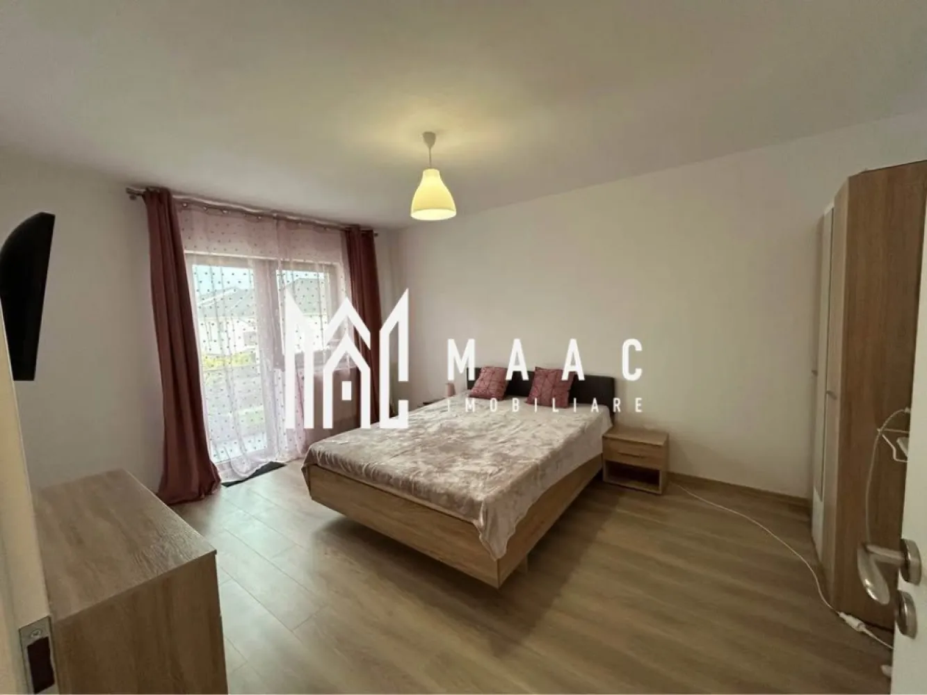 Duplex modern și elegant | 119 MPU | Teren 300 mp | Arhitecților - Maac Imobiliare prezintă spre vânzare un imobil tip duplex, situat într-o zonă liniștită și exclusiv de case din Cartierul Arhitecților. Construcția este nouă, finalizată în anul 2023, cu un design modern și finisaje de calitate superioară. Detalii generale: Suprafață utilă: 119,25 mp Suprafață teren: 300 mp (aprox. 200 mp teren liber) Curte amenajată cu: pavaj, gazon, plante ornamentale, grătar din piatră și terasă acoperită Balcoane aferente dormitoarelor Carport inclus Compartimentare: Parter: living spațios și luminos, bucătărie separată cu mobilier pe comandă (închisă cu pereți din sticlă securizată), baie cu duș, spațiu de depozitare, terasă și carport. Etaj: 3 dormitoare generoase (unul matrimonial cu pat 2x2 m și dressing cu mobilier pe comandă, al doilea cu pat matrimonial 1,6x2 m, al treilea cu canapea extensibilă), baie principală deosebită, hol, două balcoane. Avantaje: Se vinde complet mobilat și utilat, exact ca în fotografii Dotări moderne, inclusiv sistem de aer condiționat Curte generoasă, perfectă pentru relaxare și activități în aer liber Cartier rezidențial liniștit, ideal pentru o viață de familie Pentru mai multe informatii specificati ID: CP2750550