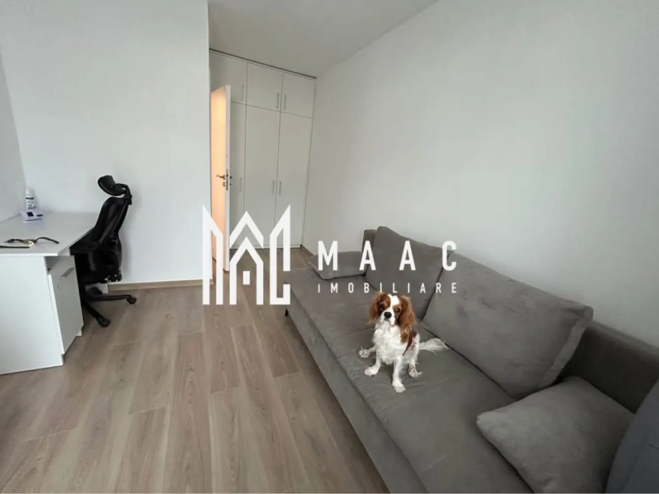 Duplex modern și elegant | 119 MPU | Teren 300 mp | Arhitecților - Maac Imobiliare prezintă spre vânzare un imobil tip duplex, situat într-o zonă liniștită și exclusiv de case din Cartierul Arhitecților. Construcția este nouă, finalizată în anul 2023, cu un design modern și finisaje de calitate superioară. Detalii generale: Suprafață utilă: 119,25 mp Suprafață teren: 300 mp (aprox. 200 mp teren liber) Curte amenajată cu: pavaj, gazon, plante ornamentale, grătar din piatră și terasă acoperită Balcoane aferente dormitoarelor Carport inclus Compartimentare: Parter: living spațios și luminos, bucătărie separată cu mobilier pe comandă (închisă cu pereți din sticlă securizată), baie cu duș, spațiu de depozitare, terasă și carport. Etaj: 3 dormitoare generoase (unul matrimonial cu pat 2x2 m și dressing cu mobilier pe comandă, al doilea cu pat matrimonial 1,6x2 m, al treilea cu canapea extensibilă), baie principală deosebită, hol, două balcoane. Avantaje: Se vinde complet mobilat și utilat, exact ca în fotografii Dotări moderne, inclusiv sistem de aer condiționat Curte generoasă, perfectă pentru relaxare și activități în aer liber Cartier rezidențial liniștit, ideal pentru o viață de familie Pentru mai multe informatii specificati ID: CP2750550