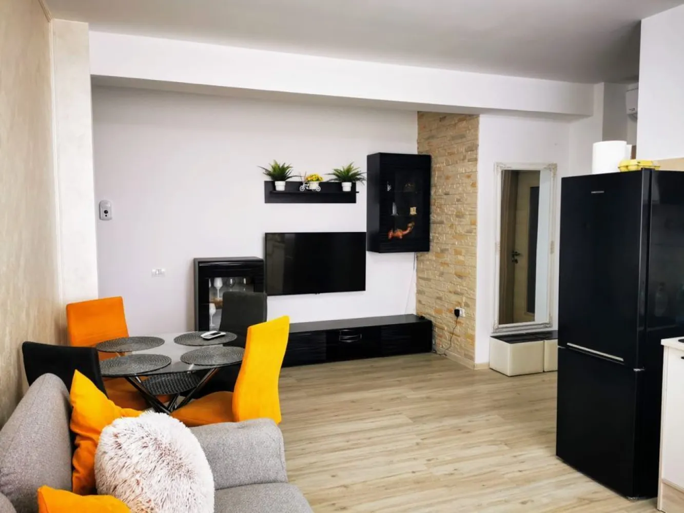 ‼️Apartament Mamaia mobilat, vedere la mare, 50mp pana la plaja ‼️ - MAMAIA vedere la mare str prelungirea D13

Proprietar

Bloc nou 2020

Apartament 2 camere, la 50 m de plaja langa Alezzi, Oneiro, Leon.

54mp utili, 7 mp balcon, mobilat utilat modern lux, complet ca in poze.

Ideal pt investitie spre inchiriere, se realizeaza profit pe sezon minim 6000 euro.

Zona superba, linistita, plaja naturala nelatita, foarte multe restaurante si baruri de top in zona.

Proprietar. Accept colaborare cu agentii, nu dau comision.

Pret fix, accept schimburi auto evaluate corect !!!
