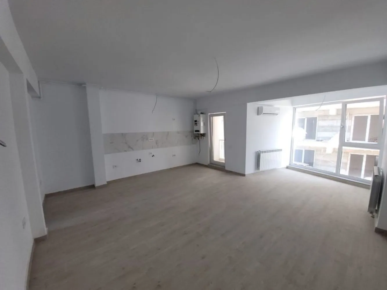 Apartament 2 camere-piscina cu pool bar Mamaia Nord - Alege apartamentul cu 2 camere ideal pentru vacanță și te bucuri de mare în orice anotimp. Acesta include facilități exclusive, chiar și pentru cei mai exigenți clienți: piscină cu pool bar la ultimul etaj, terasa individuala, loc de joacă pentru copii, spații verzi, parcare privată cu acces controlat și sistem de supraveghere video + multe altele;

Apartamentul beneficiază de următoarele dotări și finisaje:
tâmplărie PVC Veka, profil culoare gri antracit și geam tripan, 4 seasons, Low-E
lifturi de mare viteză Schindler
aer condiționat Daikin 12.000BTU cu Wi-Fi
centrală proprie pe gaz (28kw)
control acces pentru fiecare apartament cu yale inteligente și ușă metalică antiefracție – Ital Porte
uși de interior –
pardoseli placate cu gresie caldă tip parchet – import Italia
baie complet utilata și mobilata
calorifere decorative din aluminiu
pereți finisați cu vopsea lavabilă
prize și întrerupătoare modulare
casa scării dotată cu: tavane tip Barrisol, granit, balustrade din inox
fibră optică în fiecare apartament, internet și telefonie etc

Cei interesati ma pot contacta pentru o vizionare la nr de tel afisat.