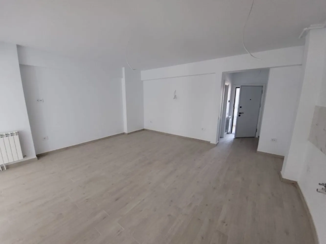 Apartament 2 camere-piscina cu pool bar Mamaia Nord - Alege apartamentul cu 2 camere ideal pentru vacanță și te bucuri de mare în orice anotimp. Acesta include facilități exclusive, chiar și pentru cei mai exigenți clienți: piscină cu pool bar la ultimul etaj, terasa individuala, loc de joacă pentru copii, spații verzi, parcare privată cu acces controlat și sistem de supraveghere video + multe altele;

Apartamentul beneficiază de următoarele dotări și finisaje:
tâmplărie PVC Veka, profil culoare gri antracit și geam tripan, 4 seasons, Low-E
lifturi de mare viteză Schindler
aer condiționat Daikin 12.000BTU cu Wi-Fi
centrală proprie pe gaz (28kw)
control acces pentru fiecare apartament cu yale inteligente și ușă metalică antiefracție – Ital Porte
uși de interior –
pardoseli placate cu gresie caldă tip parchet – import Italia
baie complet utilata și mobilata
calorifere decorative din aluminiu
pereți finisați cu vopsea lavabilă
prize și întrerupătoare modulare
casa scării dotată cu: tavane tip Barrisol, granit, balustrade din inox
fibră optică în fiecare apartament, internet și telefonie etc

Cei interesati ma pot contacta pentru o vizionare la nr de tel afisat.