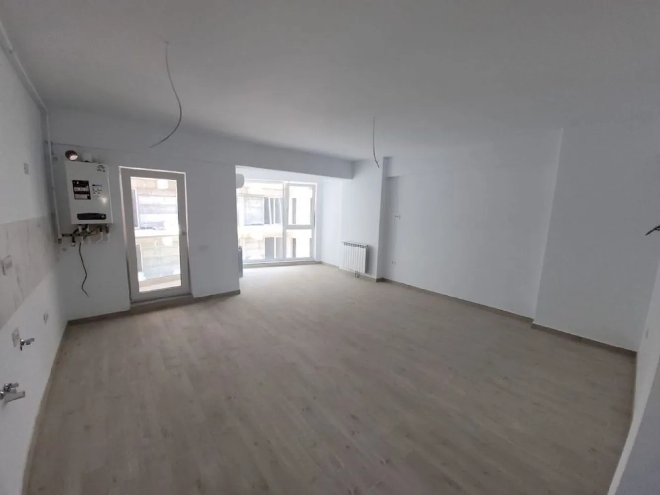 Apartament 2 camere-piscina cu pool bar Mamaia Nord - Alege apartamentul cu 2 camere ideal pentru vacanță și te bucuri de mare în orice anotimp. Acesta include facilități exclusive, chiar și pentru cei mai exigenți clienți: piscină cu pool bar la ultimul etaj, terasa individuala, loc de joacă pentru copii, spații verzi, parcare privată cu acces controlat și sistem de supraveghere video + multe altele;

Apartamentul beneficiază de următoarele dotări și finisaje:
tâmplărie PVC Veka, profil culoare gri antracit și geam tripan, 4 seasons, Low-E
lifturi de mare viteză Schindler
aer condiționat Daikin 12.000BTU cu Wi-Fi
centrală proprie pe gaz (28kw)
control acces pentru fiecare apartament cu yale inteligente și ușă metalică antiefracție – Ital Porte
uși de interior –
pardoseli placate cu gresie caldă tip parchet – import Italia
baie complet utilata și mobilata
calorifere decorative din aluminiu
pereți finisați cu vopsea lavabilă
prize și întrerupătoare modulare
casa scării dotată cu: tavane tip Barrisol, granit, balustrade din inox
fibră optică în fiecare apartament, internet și telefonie etc

Cei interesati ma pot contacta pentru o vizionare la nr de tel afisat.