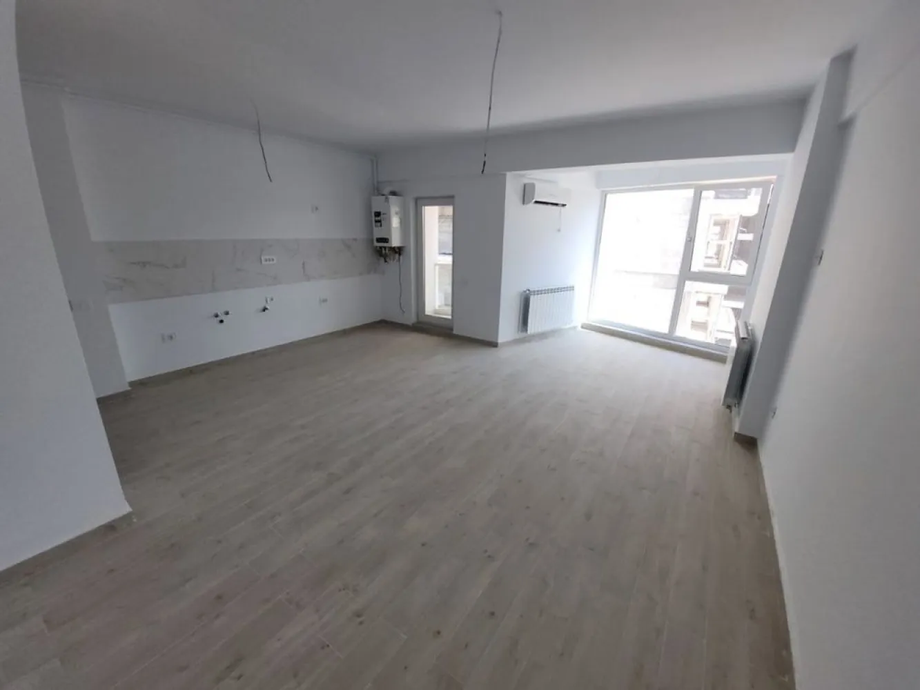 Apartament 2 camere-piscina cu pool bar Mamaia Nord - Alege apartamentul cu 2 camere ideal pentru vacanță și te bucuri de mare în orice anotimp. Acesta include facilități exclusive, chiar și pentru cei mai exigenți clienți: piscină cu pool bar la ultimul etaj, terasa individuala, loc de joacă pentru copii, spații verzi, parcare privată cu acces controlat și sistem de supraveghere video + multe altele;

Apartamentul beneficiază de următoarele dotări și finisaje:
tâmplărie PVC Veka, profil culoare gri antracit și geam tripan, 4 seasons, Low-E
lifturi de mare viteză Schindler
aer condiționat Daikin 12.000BTU cu Wi-Fi
centrală proprie pe gaz (28kw)
control acces pentru fiecare apartament cu yale inteligente și ușă metalică antiefracție – Ital Porte
uși de interior –
pardoseli placate cu gresie caldă tip parchet – import Italia
baie complet utilata și mobilata
calorifere decorative din aluminiu
pereți finisați cu vopsea lavabilă
prize și întrerupătoare modulare
casa scării dotată cu: tavane tip Barrisol, granit, balustrade din inox
fibră optică în fiecare apartament, internet și telefonie etc

Cei interesati ma pot contacta pentru o vizionare la nr de tel afisat.
