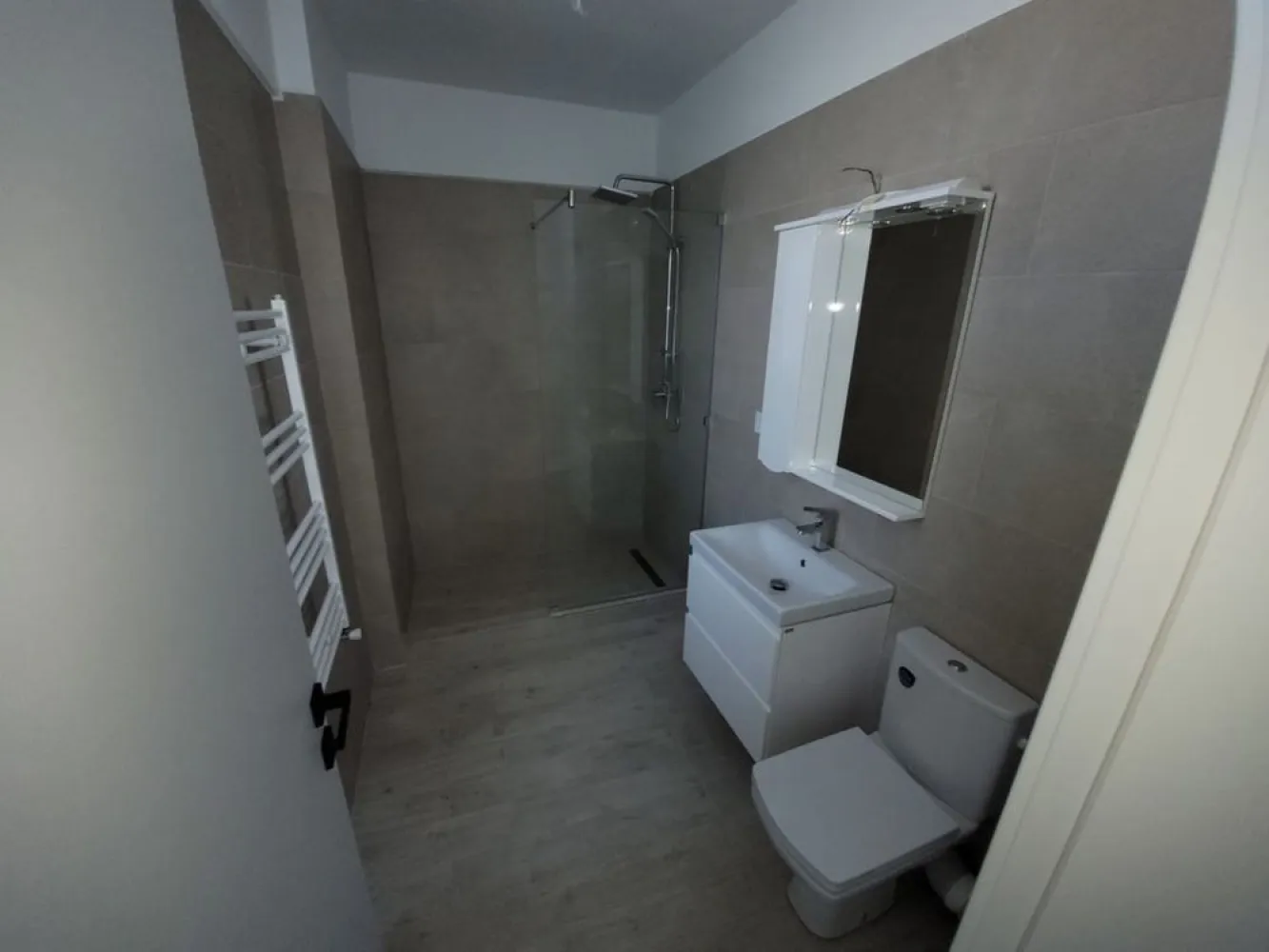 Apartament 2 camere-piscina cu pool bar Mamaia Nord - Alege apartamentul cu 2 camere ideal pentru vacanță și te bucuri de mare în orice anotimp. Acesta include facilități exclusive, chiar și pentru cei mai exigenți clienți: piscină cu pool bar la ultimul etaj, terasa individuala, loc de joacă pentru copii, spații verzi, parcare privată cu acces controlat și sistem de supraveghere video + multe altele;

Apartamentul beneficiază de următoarele dotări și finisaje:
tâmplărie PVC Veka, profil culoare gri antracit și geam tripan, 4 seasons, Low-E
lifturi de mare viteză Schindler
aer condiționat Daikin 12.000BTU cu Wi-Fi
centrală proprie pe gaz (28kw)
control acces pentru fiecare apartament cu yale inteligente și ușă metalică antiefracție – Ital Porte
uși de interior –
pardoseli placate cu gresie caldă tip parchet – import Italia
baie complet utilata și mobilata
calorifere decorative din aluminiu
pereți finisați cu vopsea lavabilă
prize și întrerupătoare modulare
casa scării dotată cu: tavane tip Barrisol, granit, balustrade din inox
fibră optică în fiecare apartament, internet și telefonie etc

Cei interesati ma pot contacta pentru o vizionare la nr de tel afisat.