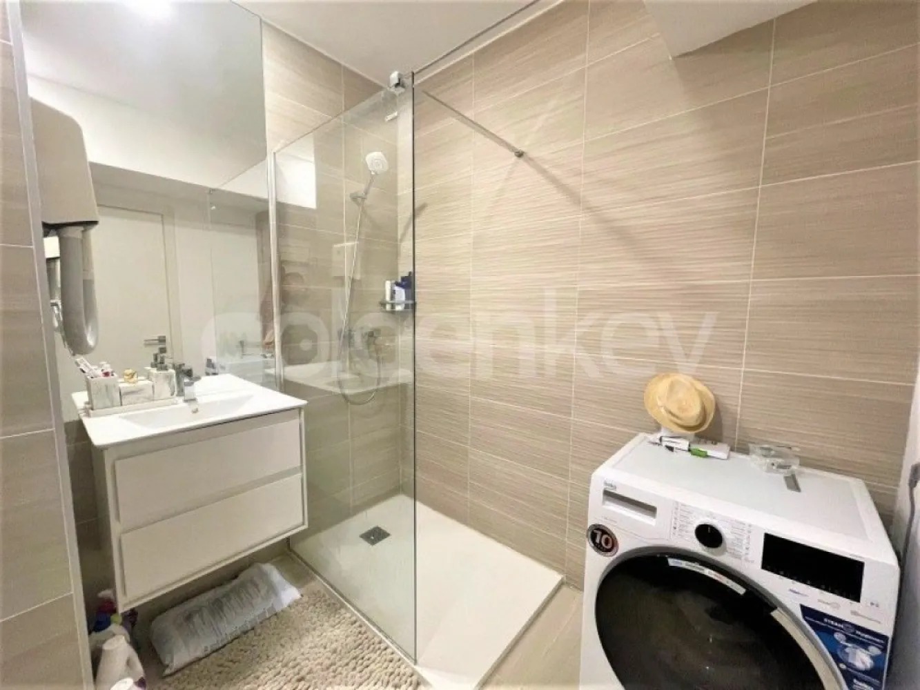 Proprietar vând Apartament 2 camere lângă plaja - Amplasat in zona de nord a statiunii Mamaia, la 100 m de plaja, acest apartament este situat la etajul 4 al unui imobil rezidential de lux ce se desfasoara pe 9 nivele, P+8, finalizat in 2021.
Finisajele si mobilierul sunt de calitate superioara - ferestre Aluminiu Reynaers , pardoseli din ceramica Porcelanosa, lift Schindler, fatada ventilata, obiecte sanitare Grohe, centrala Viessman etc.
Apartamentul are o suprafata utila este de 63.1 mp si este compus din living generos cu bucatarie deschisa(26mp), dormitor(15.1mp), baie si 2 terase.