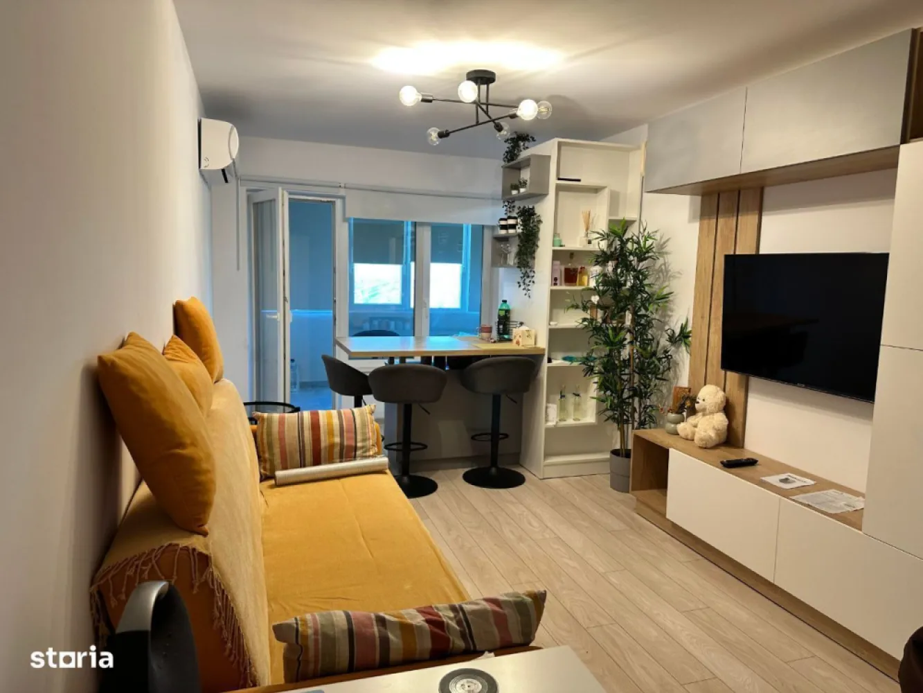 Apartament 3 camere Copou - mobilat - Persoana fizica vand apartament 3 camere, 2 bai in bloc nou din 2022 in Copou, zona complex Rasarit de Soare, mobilat si gata pentru mutare. Blocul are 2 lifturi, demisol multipark, parcari biciclete, loc de joaca pentru copii.
Bucatarie utilata (cuptor electric, microunde, masina de spalat vase)
Incalzire in pardoseala cu centrala termica pe gaz (inclusiv in balconul inchis)
Aer conditionat.
Suprafata utila 66.4m2
Balcon inchis 8.9 m2
Loc de parcare cu CF la exterior inclus in pret.
Apartamentul se vinde cu toata mobila si electrocasnicele conform pozelor.
Orinetare spre SV, beneficiaza de lumina naturala pe tot parcursul zilei si priveliste panoramica.