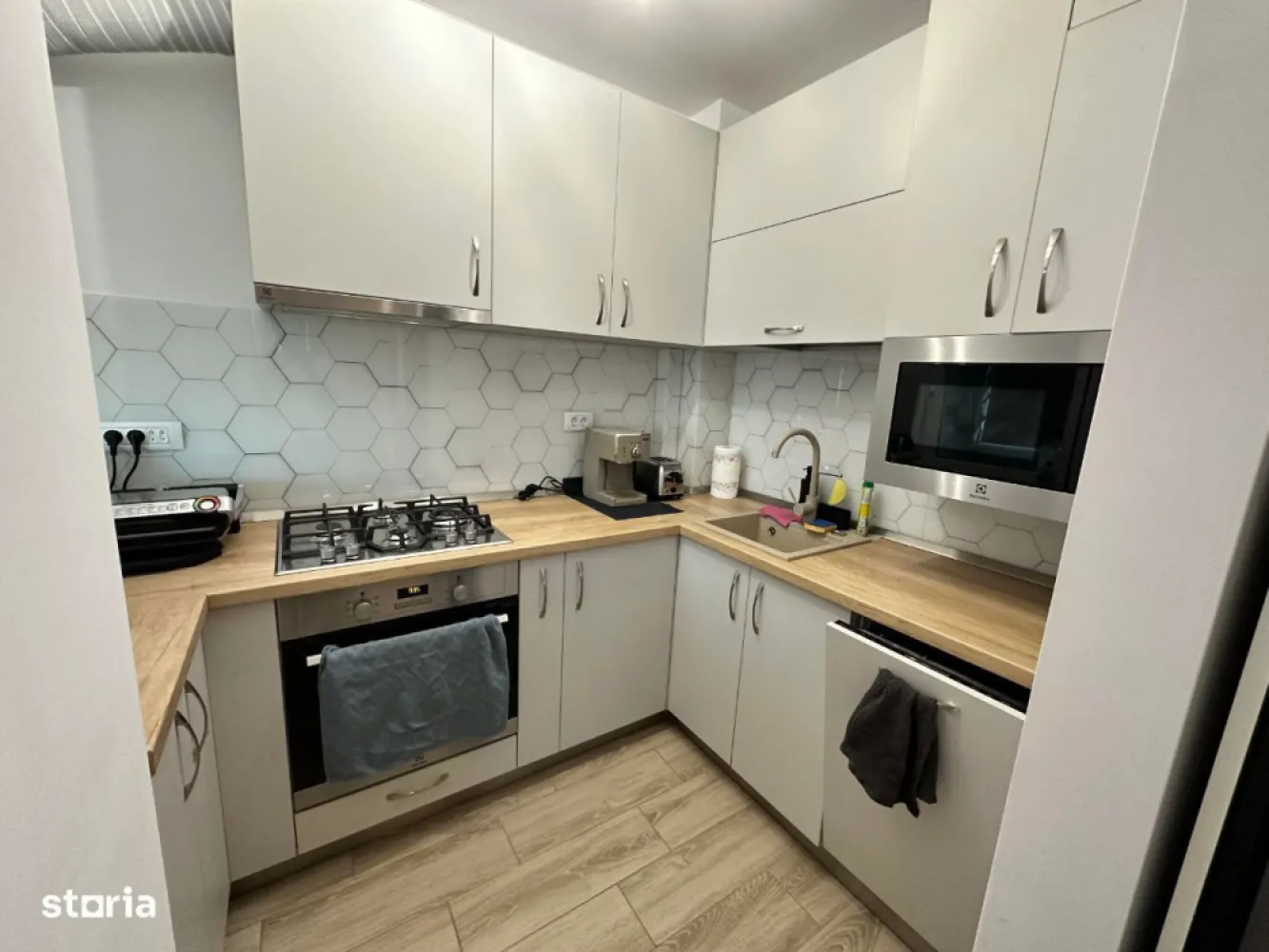 Apartament 3 camere Copou - mobilat - Persoana fizica vand apartament 3 camere, 2 bai in bloc nou din 2022 in Copou, zona complex Rasarit de Soare, mobilat si gata pentru mutare. Blocul are 2 lifturi, demisol multipark, parcari biciclete, loc de joaca pentru copii.
Bucatarie utilata (cuptor electric, microunde, masina de spalat vase)
Incalzire in pardoseala cu centrala termica pe gaz (inclusiv in balconul inchis)
Aer conditionat.
Suprafata utila 66.4m2
Balcon inchis 8.9 m2
Loc de parcare cu CF la exterior inclus in pret.
Apartamentul se vinde cu toata mobila si electrocasnicele conform pozelor.
Orinetare spre SV, beneficiaza de lumina naturala pe tot parcursul zilei si priveliste panoramica.