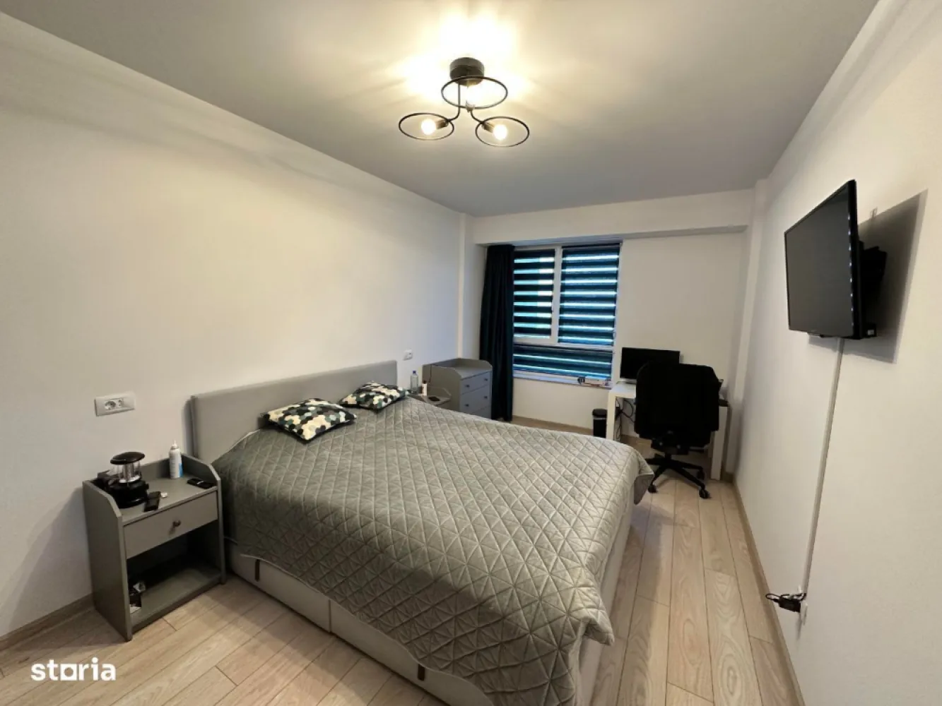 Apartament 3 camere Copou - mobilat - Persoana fizica vand apartament 3 camere, 2 bai in bloc nou din 2022 in Copou, zona complex Rasarit de Soare, mobilat si gata pentru mutare. Blocul are 2 lifturi, demisol multipark, parcari biciclete, loc de joaca pentru copii.
Bucatarie utilata (cuptor electric, microunde, masina de spalat vase)
Incalzire in pardoseala cu centrala termica pe gaz (inclusiv in balconul inchis)
Aer conditionat.
Suprafata utila 66.4m2
Balcon inchis 8.9 m2
Loc de parcare cu CF la exterior inclus in pret.
Apartamentul se vinde cu toata mobila si electrocasnicele conform pozelor.
Orinetare spre SV, beneficiaza de lumina naturala pe tot parcursul zilei si priveliste panoramica.