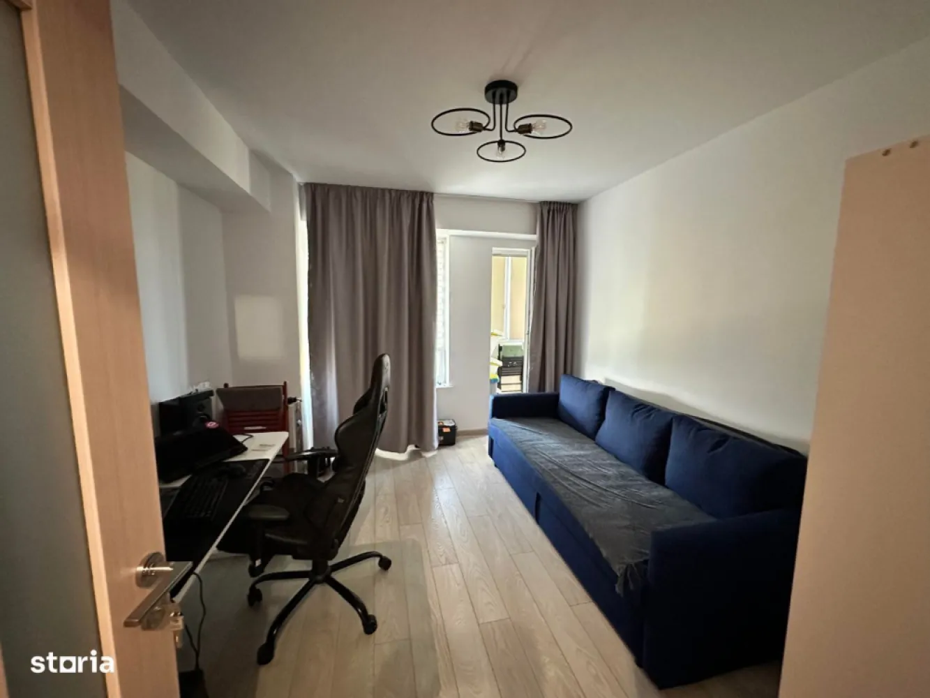 Apartament 3 camere Copou - mobilat - Persoana fizica vand apartament 3 camere, 2 bai in bloc nou din 2022 in Copou, zona complex Rasarit de Soare, mobilat si gata pentru mutare. Blocul are 2 lifturi, demisol multipark, parcari biciclete, loc de joaca pentru copii.
Bucatarie utilata (cuptor electric, microunde, masina de spalat vase)
Incalzire in pardoseala cu centrala termica pe gaz (inclusiv in balconul inchis)
Aer conditionat.
Suprafata utila 66.4m2
Balcon inchis 8.9 m2
Loc de parcare cu CF la exterior inclus in pret.
Apartamentul se vinde cu toata mobila si electrocasnicele conform pozelor.
Orinetare spre SV, beneficiaza de lumina naturala pe tot parcursul zilei si priveliste panoramica.