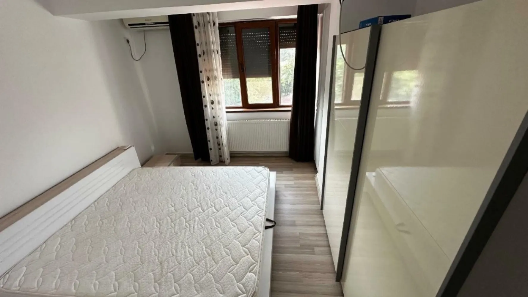Apartament Damaroaia 3 camere 101 utili parcare subteran+Boxa Direct Proprietar - Blocul are 4 etaje + lift.
Apartamentul se vinde mobilat (intreaga mobila de bucatarie a fost achizitionata de la Kika si este in stare perfecta, dormitoare plus dressingurile (care au fost facute custom made), paturile, plus aparatele de AC, hota bucatarie, etc)
Apartamentul se vinde impreuna cu locul de PARCARE subteran (subsol) plus BOXA, aferenta apartamentului, toate in acelasi pret de 239.999 euro.
Ma puteti contacta direct pe numarul meu de telefon: