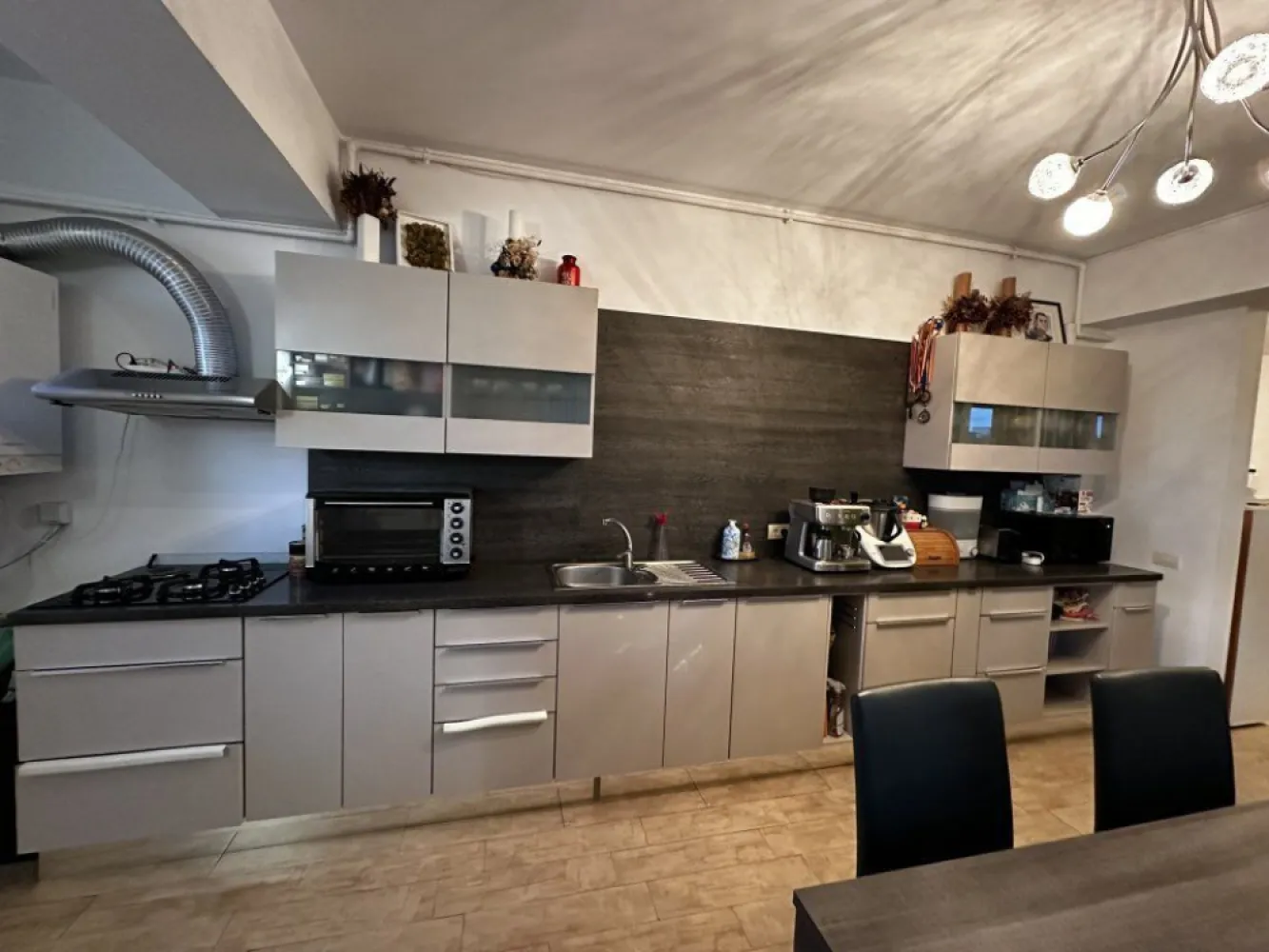 Apartament Damaroaia 3 camere 101 utili parcare subteran+Boxa Direct Proprietar - Blocul are 4 etaje + lift.
Apartamentul se vinde mobilat (intreaga mobila de bucatarie a fost achizitionata de la Kika si este in stare perfecta, dormitoare plus dressingurile (care au fost facute custom made), paturile, plus aparatele de AC, hota bucatarie, etc)
Apartamentul se vinde impreuna cu locul de PARCARE subteran (subsol) plus BOXA, aferenta apartamentului, toate in acelasi pret de 239.999 euro.
Ma puteti contacta direct pe numarul meu de telefon: