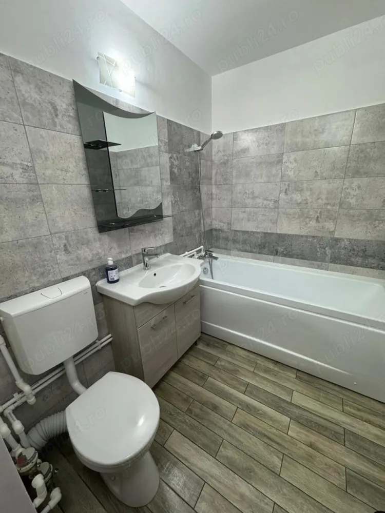 Proprietar ofer spre inchiriere apartament 2 camere - Ofer spre închiriere apartament, etaj 1 din 4, cu 2 camere decomandat, renovat total, mobilat și utilat cu totul nou, la prima închiriere, în apropierea Pieței Gorjului și Metrou Gorjului la distanță de 5 minute, acces rapid și la celelalte mijloace de transport în comun.
Apartamentul este utilat cu electrocasnice noi: aragaz cu cuptor marca BOSCH, frigider, hota, mașina de spălat, 2 AC, televizior, etc.
Baia este de asemeni complet renovată și utilată cu totul nou, la prima folosire, cu utilități și finisaje de lux.
Apartamentul are geamuri termopan, uși interioare noi, ușa de la intrare metalică nouă, balconul este complet închis.
Apartamentul este disponibil pentru închiriere imediată, are loc de parcare auto.
Prețul de închiriere este de 550 EUR cu plata unei garanții în avans.
Pot oferi mai multe foto pe WhatsApp.
În cazul prezentării de oferte din partea agențiilor imobiliare, eu hotărăsc cui voi închiria apartamentul.