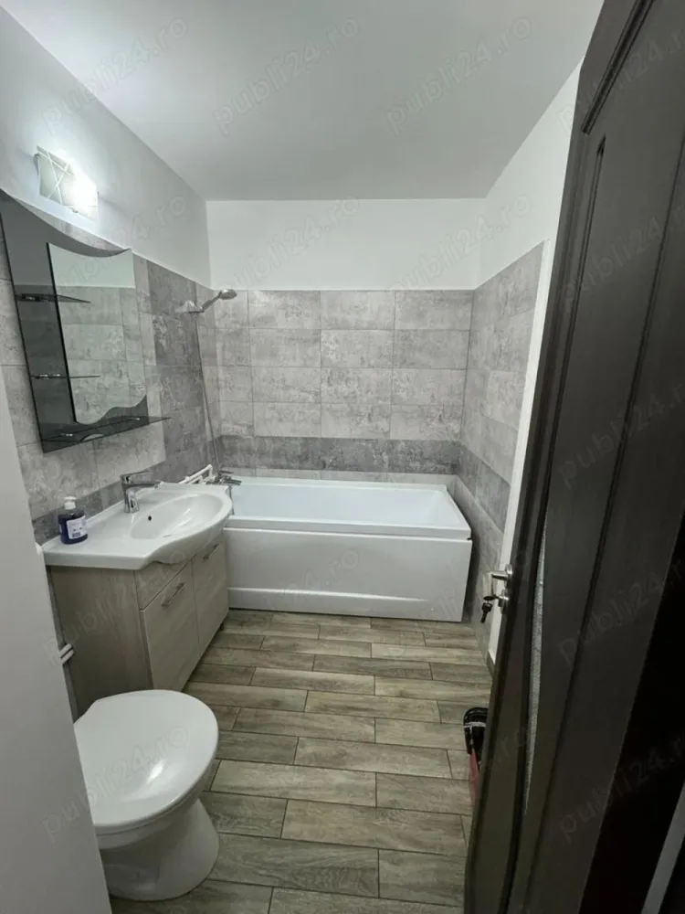 Proprietar ofer spre inchiriere apartament 2 camere - Ofer spre închiriere apartament, etaj 1 din 4, cu 2 camere decomandat, renovat total, mobilat și utilat cu totul nou, la prima închiriere, în apropierea Pieței Gorjului și Metrou Gorjului la distanță de 5 minute, acces rapid și la celelalte mijloace de transport în comun.
Apartamentul este utilat cu electrocasnice noi: aragaz cu cuptor marca BOSCH, frigider, hota, mașina de spălat, 2 AC, televizior, etc.
Baia este de asemeni complet renovată și utilată cu totul nou, la prima folosire, cu utilități și finisaje de lux.
Apartamentul are geamuri termopan, uși interioare noi, ușa de la intrare metalică nouă, balconul este complet închis.
Apartamentul este disponibil pentru închiriere imediată, are loc de parcare auto.
Prețul de închiriere este de 550 EUR cu plata unei garanții în avans.
Pot oferi mai multe foto pe WhatsApp.
În cazul prezentării de oferte din partea agențiilor imobiliare, eu hotărăsc cui voi închiria apartamentul.