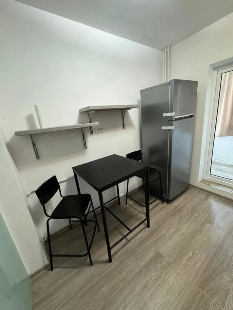 Proprietar ofer spre inchiriere apartament 2 camere - Ofer spre închiriere apartament, etaj 1 din 4, cu 2 camere decomandat, renovat total, mobilat și utilat cu totul nou, la prima închiriere, în apropierea Pieței Gorjului și Metrou Gorjului la distanță de 5 minute, acces rapid și la celelalte mijloace de transport în comun.
Apartamentul este utilat cu electrocasnice noi: aragaz cu cuptor marca BOSCH, frigider, hota, mașina de spălat, 2 AC, televizior, etc.
Baia este de asemeni complet renovată și utilată cu totul nou, la prima folosire, cu utilități și finisaje de lux.
Apartamentul are geamuri termopan, uși interioare noi, ușa de la intrare metalică nouă, balconul este complet închis.
Apartamentul este disponibil pentru închiriere imediată, are loc de parcare auto.
Prețul de închiriere este de 550 EUR cu plata unei garanții în avans.
Pot oferi mai multe foto pe WhatsApp.
În cazul prezentării de oferte din partea agențiilor imobiliare, eu hotărăsc cui voi închiria apartamentul.