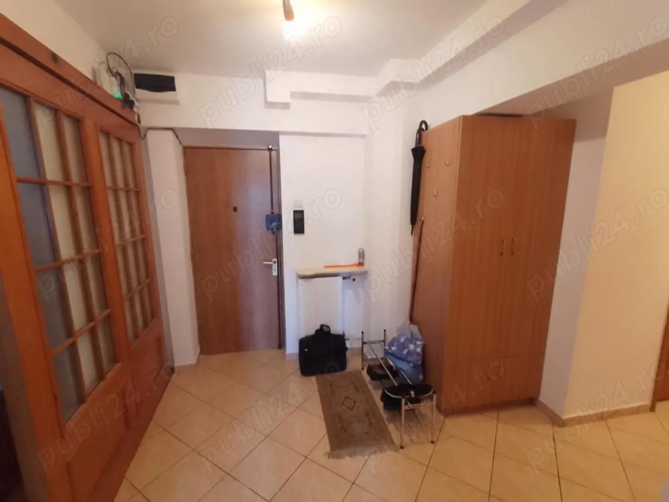 Bulevardul Unirii nr 47 - Bulevardu Unirii nr.47, intersectie cu strada Anton Pan, bloc 1998, vanzare apartament 3 camere confort 1 decomandat, etaj 1 din 7, suprafata utila 73,12, suprafata totala cu balcoane 81,50mp, 2 grupuri sanitare , 2 balcoane, intrare usa metalica, contor gaze, interior usi lemn masiv, gresie, faianta, parchet masiv stejar, termopan aluminu, 1 Loc parcare.