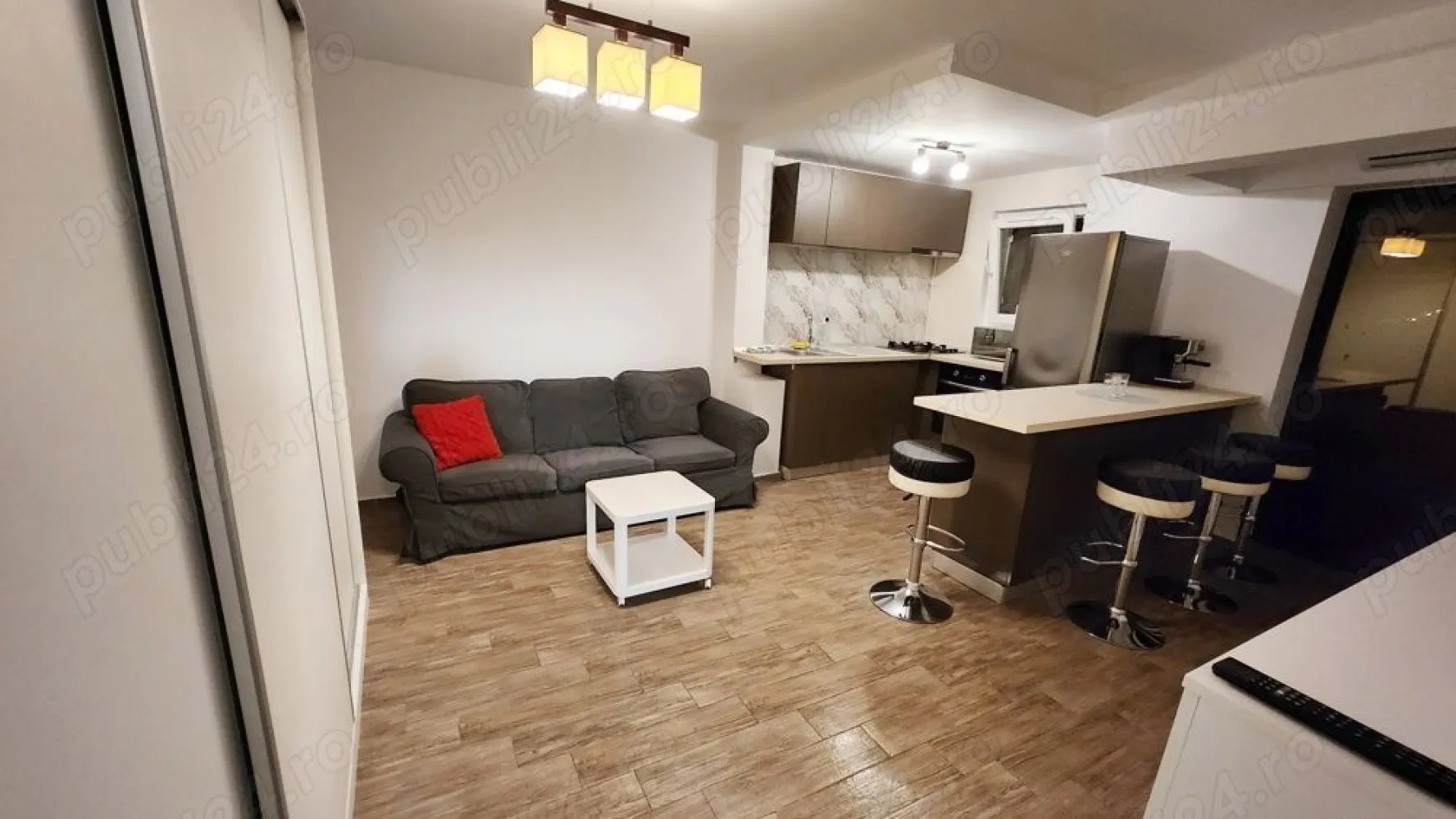 Ofer spre inchiriere ap cu 2 camere Aparatorii Patriei - Ofer spre închiriere un frumos apartament de 2 camere situat în zona Berceni, Apărătorii Patriei, pe strada Moldoviței. Apartamentul se află la etajul 10 dintr-un bloc de 10 etaje și este proaspăt renovat, gata pentru mutare imediată.

Este complet mobilat și utilat, dotat cu tot ce aveți nevoie: mobilă modernă, televizoare, mașină de spălat, cuptor electric, cuptor cu microunde, plită pe gaze, hotă, aparat de cafea și aer condiționat.

Zona este liniștită, cu facilități excelente în apropiere: școală, grădiniță, magazin la parterul blocului, Mega Image vis-a-vis, STB în proximitate și doar 2 minute până la stația de metrou Apărătorii Patriei. Easybox disponibil în zonă.

Preț: 500 euro lună. Se solicită avans 1 lună + 1 lună garanție. Contract de închiriere. Disponibil oricând pentru vizionare și mutare.