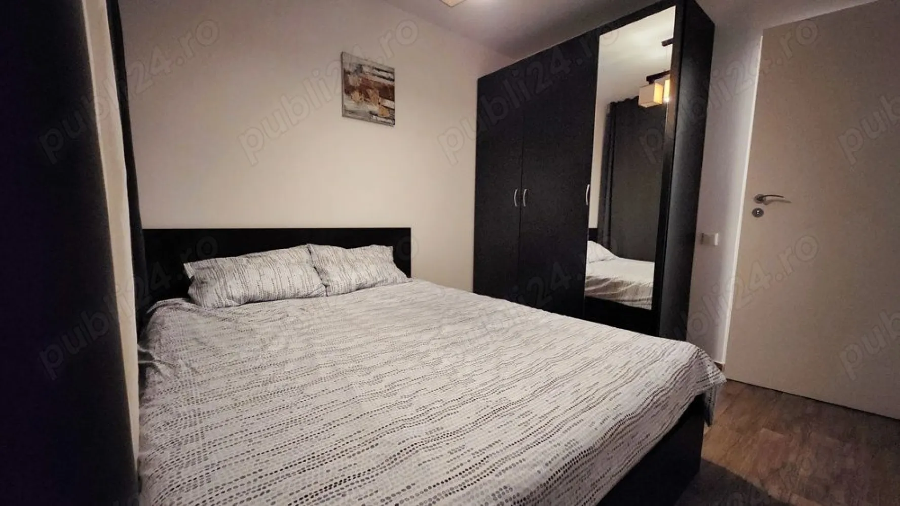 Ofer spre inchiriere ap cu 2 camere Aparatorii Patriei - Ofer spre închiriere un frumos apartament de 2 camere situat în zona Berceni, Apărătorii Patriei, pe strada Moldoviței. Apartamentul se află la etajul 10 dintr-un bloc de 10 etaje și este proaspăt renovat, gata pentru mutare imediată.

Este complet mobilat și utilat, dotat cu tot ce aveți nevoie: mobilă modernă, televizoare, mașină de spălat, cuptor electric, cuptor cu microunde, plită pe gaze, hotă, aparat de cafea și aer condiționat.

Zona este liniștită, cu facilități excelente în apropiere: școală, grădiniță, magazin la parterul blocului, Mega Image vis-a-vis, STB în proximitate și doar 2 minute până la stația de metrou Apărătorii Patriei. Easybox disponibil în zonă.

Preț: 500 euro lună. Se solicită avans 1 lună + 1 lună garanție. Contract de închiriere. Disponibil oricând pentru vizionare și mutare.