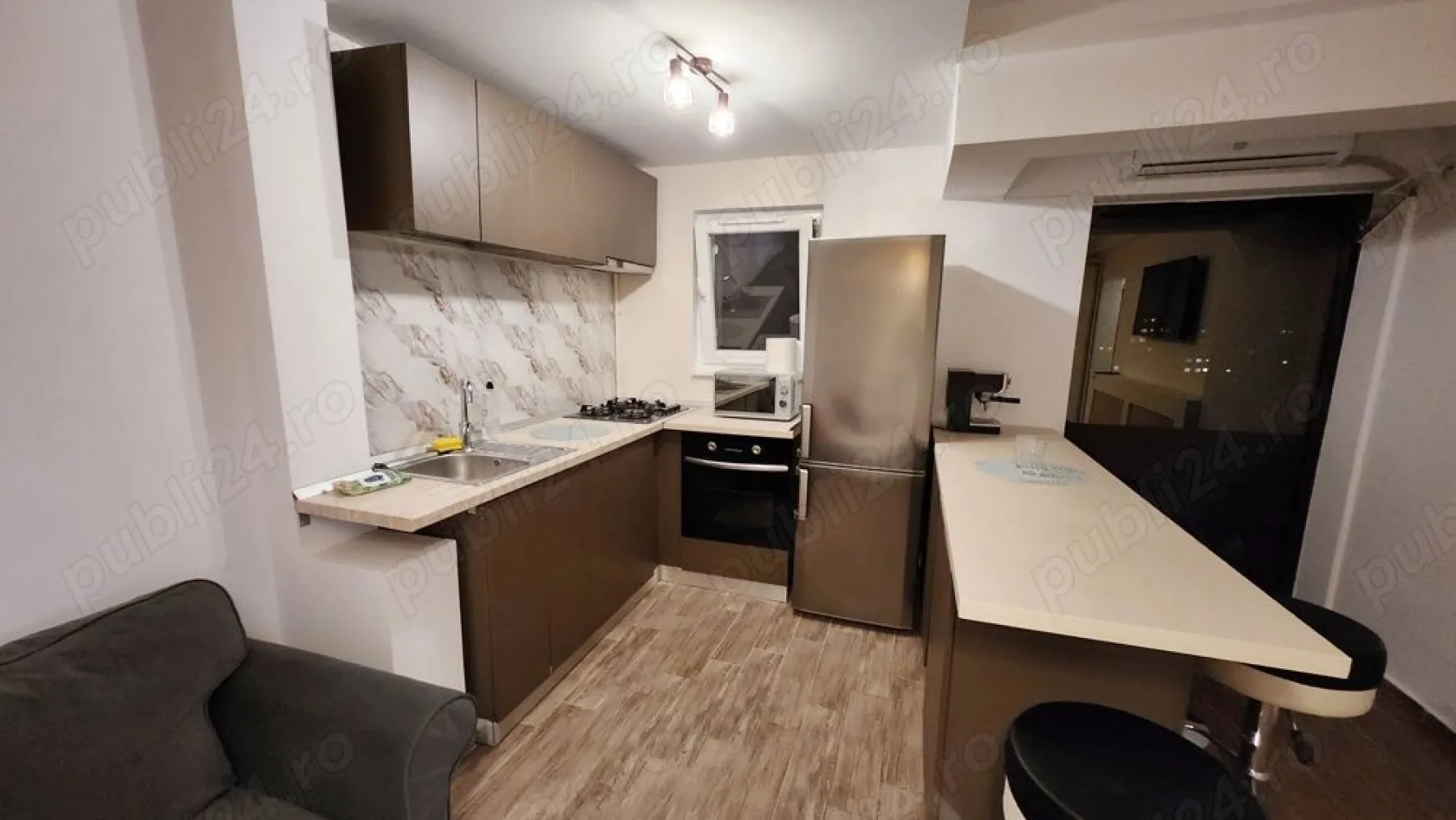 Ofer spre inchiriere ap cu 2 camere Aparatorii Patriei - Ofer spre închiriere un frumos apartament de 2 camere situat în zona Berceni, Apărătorii Patriei, pe strada Moldoviței. Apartamentul se află la etajul 10 dintr-un bloc de 10 etaje și este proaspăt renovat, gata pentru mutare imediată.

Este complet mobilat și utilat, dotat cu tot ce aveți nevoie: mobilă modernă, televizoare, mașină de spălat, cuptor electric, cuptor cu microunde, plită pe gaze, hotă, aparat de cafea și aer condiționat.

Zona este liniștită, cu facilități excelente în apropiere: școală, grădiniță, magazin la parterul blocului, Mega Image vis-a-vis, STB în proximitate și doar 2 minute până la stația de metrou Apărătorii Patriei. Easybox disponibil în zonă.

Preț: 500 euro lună. Se solicită avans 1 lună + 1 lună garanție. Contract de închiriere. Disponibil oricând pentru vizionare și mutare.