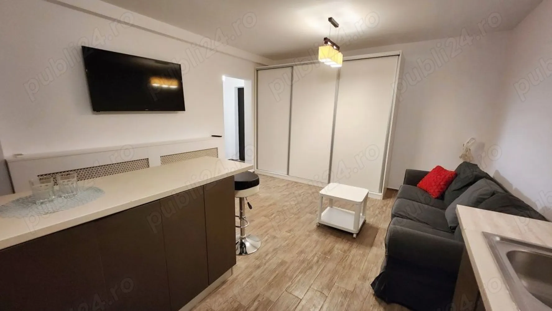 Ofer spre inchiriere ap cu 2 camere Aparatorii Patriei - Ofer spre închiriere un frumos apartament de 2 camere situat în zona Berceni, Apărătorii Patriei, pe strada Moldoviței. Apartamentul se află la etajul 10 dintr-un bloc de 10 etaje și este proaspăt renovat, gata pentru mutare imediată.

Este complet mobilat și utilat, dotat cu tot ce aveți nevoie: mobilă modernă, televizoare, mașină de spălat, cuptor electric, cuptor cu microunde, plită pe gaze, hotă, aparat de cafea și aer condiționat.

Zona este liniștită, cu facilități excelente în apropiere: școală, grădiniță, magazin la parterul blocului, Mega Image vis-a-vis, STB în proximitate și doar 2 minute până la stația de metrou Apărătorii Patriei. Easybox disponibil în zonă.

Preț: 500 euro lună. Se solicită avans 1 lună + 1 lună garanție. Contract de închiriere. Disponibil oricând pentru vizionare și mutare.