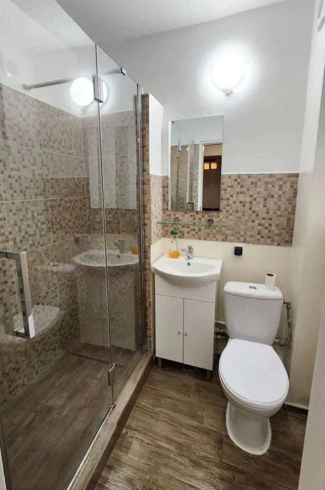 Ofer spre inchiriere ap cu 2 camere Aparatorii Patriei - Ofer spre închiriere un frumos apartament de 2 camere situat în zona Berceni, Apărătorii Patriei, pe strada Moldoviței. Apartamentul se află la etajul 10 dintr-un bloc de 10 etaje și este proaspăt renovat, gata pentru mutare imediată.

Este complet mobilat și utilat, dotat cu tot ce aveți nevoie: mobilă modernă, televizoare, mașină de spălat, cuptor electric, cuptor cu microunde, plită pe gaze, hotă, aparat de cafea și aer condiționat.

Zona este liniștită, cu facilități excelente în apropiere: școală, grădiniță, magazin la parterul blocului, Mega Image vis-a-vis, STB în proximitate și doar 2 minute până la stația de metrou Apărătorii Patriei. Easybox disponibil în zonă.

Preț: 500 euro lună. Se solicită avans 1 lună + 1 lună garanție. Contract de închiriere. Disponibil oricând pentru vizionare și mutare.