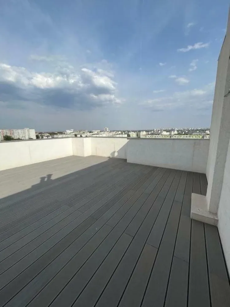 Apartament 3 camere cu terasa, imobil nou Colentina - Apartament 3 Camere cu terasă 
Preţ: 179.900 euro, pret final persoana fizica
Suprafaţă utila: 77 mp
Suprafaţă terasă: 65 mp
An construcţie: 2023
Locaţie: strada Rascoala 1907 nr.9B, Bucuresti, sector 2 in complexul New Residences Colentina â€“ în apropierea parcurilor Plumbuita si Motodrom, stadionul Juventus, soseaua Colentina, soseaua Fundeni. 

Oferim spre vânzare un apartament de 3 camere, situat la etajul 8 al unui imobil nou construit, în complexul New Residences Colentina. Apartamentul se remarcă prin spaţiu generos, compartimentare practică şi o terasă spectaculoasă, ideală pentru relaxare, grădinărit sau spaţiu de joacă pentru copii.

Compartimentare: 
â€˘ Living luminos cu acces in bucatarie .
â€˘ Dormitor principal: Dormitorul principal beneficiază de multă lumină naturală, oferind un spaţiu de odihnă confortabil şi liniştit.
â€˘ Dormitor secundar: Ideal pentru copii, birou sau cameră de oaspeţi.
â€˘ Baie principală: Dotată cu obiecte sanitare ROCA, dus tip walk-in cu paravan sticla cu autocuratare. 
â€˘ Grup sanitar secundar: Perfect pentru oaspeţi sau ca toaletă de serviciu.
â€˘ Terasa: Terasă spaţioasă de 65 mp, oferind o vedere panoramică asupra zonei. Ideală pentru relaxare, grătar sau amenajarea unui spaţiu verde. 

â€˘ Finisaje premium: Parchet clasa 33, aqua stop de 9mm, gresie şi faianţă gama Marazzi, uşi interioare de lemn marca Pinum, ferestre inalte cu tamplarie Salamander 7 camere cu geam tripan.
â€˘ Sistem de încălzire: Centrală individuala Buderus, cu radiatoare din otel. 
â€˘ Aer condiţionat: preinstalare traseu climatizare în fiecare cameră.
â€˘ Izolaţie termică şi fonică: Apartamentul beneficiază de o izolaţie excelentă, peretii interiori fiind realizati din caramida Porotherm si asigurând costuri reduse de întreţinere şi confort acustic ridicat.
â€˘ Loc de parcare: Apartamentul dispune de un loc de parcare, se poate achizitiona separat. 

Localizare:
â€˘ Acces facil la mijloace de transport în comun. (21, 382, 409, 411). 
â€˘ Apropiere de scoala si gradinita Spectrum, scoala gimnaziala nr. 39 (5 min) , centre comerciale Veranda Mall (10 minute) si supermaketuri Lidl (5 min) Parcul Motodrom si Plumbuita, Strada Gherghitei (10 min). 
â€˘ Zona este liniştită, cu spaţii verzi şi infrastructură bine dezvoltată
Contact:
Pentru mai multe detalii sau pentru a programa o vizionare, vă rugăm să ne contactaţi la