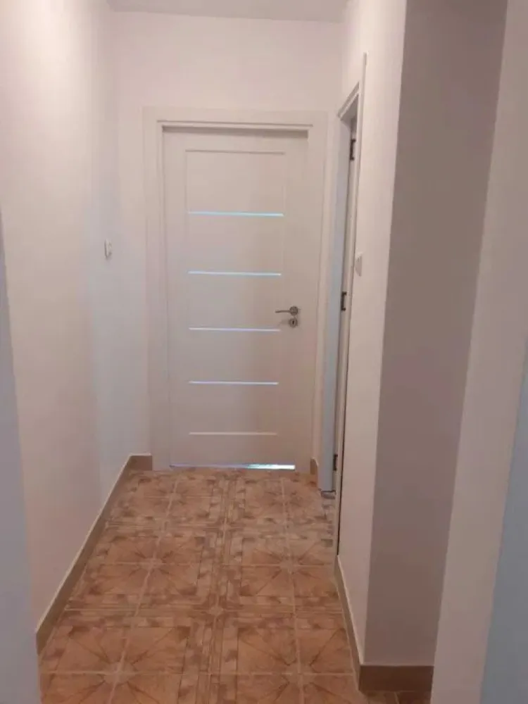 Ag. EUROPA vinde ap. 2 cam. 55mp DECOMANDAT la etajul 1 in Gheorgheni. - Agentia EUROPA vinde apartament cu 2 camere in cart Gheorgheni zona deosebita linistita cu multa verdeata la et.1 din 10 de 55 mp cu intrari separate finisat cu mobila de bucatarie , C.T cu 2 balcoane ,parchet ,aproape de scoala gradinita , magazine si statie autobuz. Ocupabil imediat.