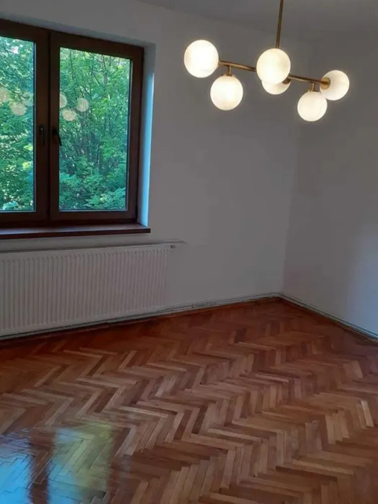 Ag. EUROPA vinde ap. 2 cam. 55mp DECOMANDAT la etajul 1 in Gheorgheni. - Agentia EUROPA vinde apartament cu 2 camere in cart Gheorgheni zona deosebita linistita cu multa verdeata la et.1 din 10 de 55 mp cu intrari separate finisat cu mobila de bucatarie , C.T cu 2 balcoane ,parchet ,aproape de scoala gradinita , magazine si statie autobuz. Ocupabil imediat.