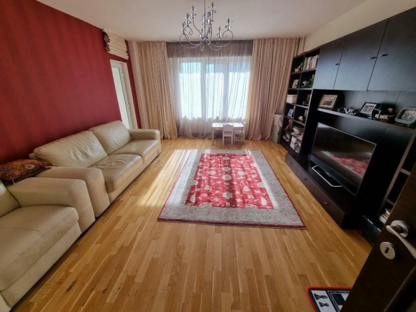 Proprietar vanzare apartament trei camere mobilat/utilat Calea Calarasi, sect 3 - Proprietar vand un apartament de 3 camere, situat la etajul 5 al unui bloc cu 8 niveluri, aflat in sectorul 3 al Capitalei. Blocul a fost construit in anul 1993 si este pozitionat foarte bine in cadrul cartierului, la intersectia Caii Calarasilor cu str. Agricultori. Este situat in apropierea statiei de metrou Piata Muncii si are acces facil la mijloacele de transport in comun si punctele de interes ale zonei. 

Apartamentul are o suprafata utila de 80mp. Este luminos si aerisit si se afla intr-o stare foarte buna. Este alcatuit dintr-un living modern amenajat, un dormitor matrimonial, un al doilea dormitor, bucatarie mobilata si utilata, o camara incapatoare, baie si toaleta de serviciu. Aceasta a fost transformata in debara(se poate reface cu usurinta). Exista acces la un balcon inchis tip loggie. 
Apartamentul este mobilat cu bun gust si echipat cu electrocasnice de calitate. Este dotat cu parchet din lemn masiv, usi Pinum, mobila Mobexpert, gresie si faianta SSAB, tamplarie termopan de calitate, aparate de aer conditionat Ariston. Pe hol, exista inca un dulap incapator.
Apartamentul se vinde ca atare cu mobila si echipamentele existente incluse in pretul mentionat.

Telefon , vă rog sunaţi după ora 15:30. 

Pret 185.000 Euro, negociabil.