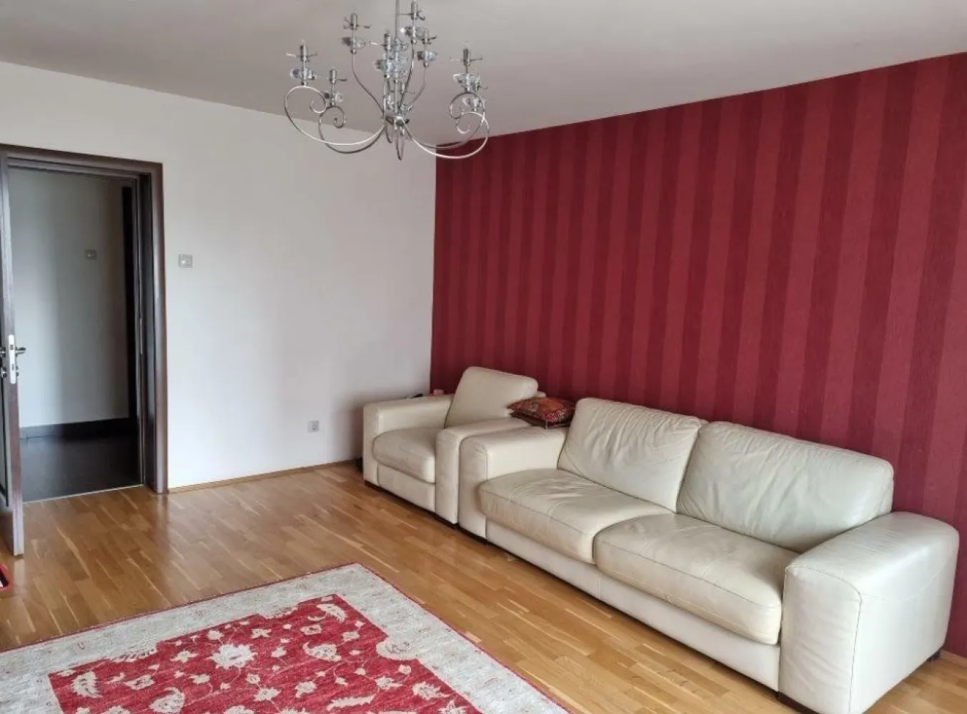 Proprietar vanzare apartament trei camere mobilat/utilat Calea Calarasi, sect 3 - Proprietar vand un apartament de 3 camere, situat la etajul 5 al unui bloc cu 8 niveluri, aflat in sectorul 3 al Capitalei. Blocul a fost construit in anul 1993 si este pozitionat foarte bine in cadrul cartierului, la intersectia Caii Calarasilor cu str. Agricultori. Este situat in apropierea statiei de metrou Piata Muncii si are acces facil la mijloacele de transport in comun si punctele de interes ale zonei. 

Apartamentul are o suprafata utila de 80mp. Este luminos si aerisit si se afla intr-o stare foarte buna. Este alcatuit dintr-un living modern amenajat, un dormitor matrimonial, un al doilea dormitor, bucatarie mobilata si utilata, o camara incapatoare, baie si toaleta de serviciu. Aceasta a fost transformata in debara(se poate reface cu usurinta). Exista acces la un balcon inchis tip loggie. 
Apartamentul este mobilat cu bun gust si echipat cu electrocasnice de calitate. Este dotat cu parchet din lemn masiv, usi Pinum, mobila Mobexpert, gresie si faianta SSAB, tamplarie termopan de calitate, aparate de aer conditionat Ariston. Pe hol, exista inca un dulap incapator.
Apartamentul se vinde ca atare cu mobila si echipamentele existente incluse in pretul mentionat.

Telefon , vă rog sunaţi după ora 15:30. 

Pret 185.000 Euro, negociabil.