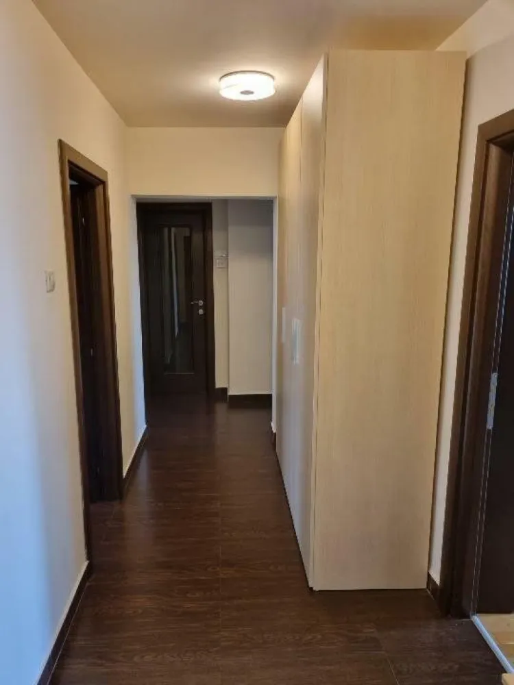 Proprietar vanzare apartament trei camere mobilat/utilat Calea Calarasi, sect 3 - Proprietar vand un apartament de 3 camere, situat la etajul 5 al unui bloc cu 8 niveluri, aflat in sectorul 3 al Capitalei. Blocul a fost construit in anul 1993 si este pozitionat foarte bine in cadrul cartierului, la intersectia Caii Calarasilor cu str. Agricultori. Este situat in apropierea statiei de metrou Piata Muncii si are acces facil la mijloacele de transport in comun si punctele de interes ale zonei. 

Apartamentul are o suprafata utila de 80mp. Este luminos si aerisit si se afla intr-o stare foarte buna. Este alcatuit dintr-un living modern amenajat, un dormitor matrimonial, un al doilea dormitor, bucatarie mobilata si utilata, o camara incapatoare, baie si toaleta de serviciu. Aceasta a fost transformata in debara(se poate reface cu usurinta). Exista acces la un balcon inchis tip loggie. 
Apartamentul este mobilat cu bun gust si echipat cu electrocasnice de calitate. Este dotat cu parchet din lemn masiv, usi Pinum, mobila Mobexpert, gresie si faianta SSAB, tamplarie termopan de calitate, aparate de aer conditionat Ariston. Pe hol, exista inca un dulap incapator.
Apartamentul se vinde ca atare cu mobila si echipamentele existente incluse in pretul mentionat.

Telefon , vă rog sunaţi după ora 15:30. 

Pret 185.000 Euro, negociabil.