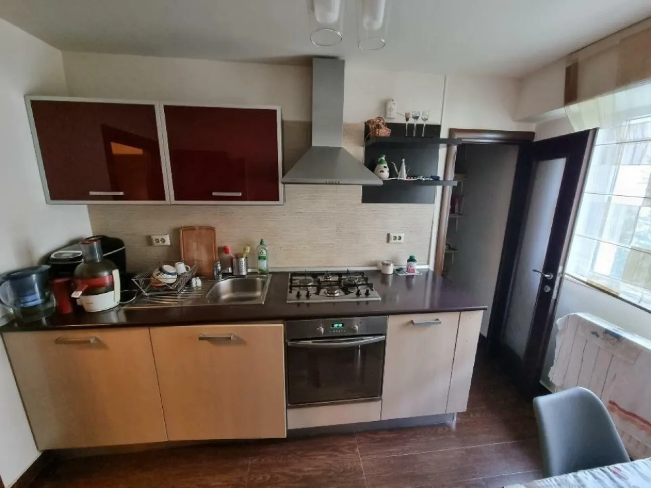 Proprietar vanzare apartament trei camere mobilat/utilat Calea Calarasi, sect 3 - Proprietar vand un apartament de 3 camere, situat la etajul 5 al unui bloc cu 8 niveluri, aflat in sectorul 3 al Capitalei. Blocul a fost construit in anul 1993 si este pozitionat foarte bine in cadrul cartierului, la intersectia Caii Calarasilor cu str. Agricultori. Este situat in apropierea statiei de metrou Piata Muncii si are acces facil la mijloacele de transport in comun si punctele de interes ale zonei. 

Apartamentul are o suprafata utila de 80mp. Este luminos si aerisit si se afla intr-o stare foarte buna. Este alcatuit dintr-un living modern amenajat, un dormitor matrimonial, un al doilea dormitor, bucatarie mobilata si utilata, o camara incapatoare, baie si toaleta de serviciu. Aceasta a fost transformata in debara(se poate reface cu usurinta). Exista acces la un balcon inchis tip loggie. 
Apartamentul este mobilat cu bun gust si echipat cu electrocasnice de calitate. Este dotat cu parchet din lemn masiv, usi Pinum, mobila Mobexpert, gresie si faianta SSAB, tamplarie termopan de calitate, aparate de aer conditionat Ariston. Pe hol, exista inca un dulap incapator.
Apartamentul se vinde ca atare cu mobila si echipamentele existente incluse in pretul mentionat.

Telefon , vă rog sunaţi după ora 15:30. 

Pret 185.000 Euro, negociabil.
