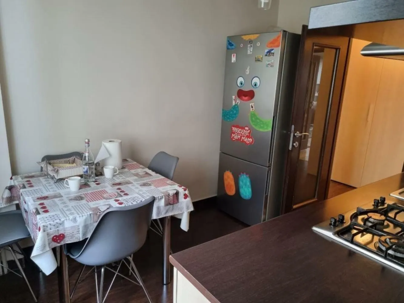 Proprietar vanzare apartament trei camere mobilat/utilat Calea Calarasi, sect 3 - Proprietar vand un apartament de 3 camere, situat la etajul 5 al unui bloc cu 8 niveluri, aflat in sectorul 3 al Capitalei. Blocul a fost construit in anul 1993 si este pozitionat foarte bine in cadrul cartierului, la intersectia Caii Calarasilor cu str. Agricultori. Este situat in apropierea statiei de metrou Piata Muncii si are acces facil la mijloacele de transport in comun si punctele de interes ale zonei. 

Apartamentul are o suprafata utila de 80mp. Este luminos si aerisit si se afla intr-o stare foarte buna. Este alcatuit dintr-un living modern amenajat, un dormitor matrimonial, un al doilea dormitor, bucatarie mobilata si utilata, o camara incapatoare, baie si toaleta de serviciu. Aceasta a fost transformata in debara(se poate reface cu usurinta). Exista acces la un balcon inchis tip loggie. 
Apartamentul este mobilat cu bun gust si echipat cu electrocasnice de calitate. Este dotat cu parchet din lemn masiv, usi Pinum, mobila Mobexpert, gresie si faianta SSAB, tamplarie termopan de calitate, aparate de aer conditionat Ariston. Pe hol, exista inca un dulap incapator.
Apartamentul se vinde ca atare cu mobila si echipamentele existente incluse in pretul mentionat.

Telefon , vă rog sunaţi după ora 15:30. 

Pret 185.000 Euro, negociabil.