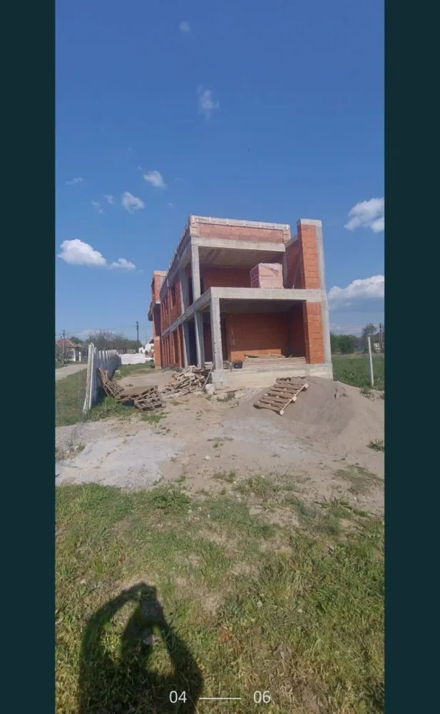 Vand Casa in rosu la Viile Satu Mare - Va oferim spre vânzare o casă în roșu în Viile Satu Mare . Casă este construita pe un teren de 700 mp. Casă are o suprafață de 320mp. Acoperișul este tip terasa care are o suprafață de 130mp. Casă are toate actele în regula.Casa este potrivită și pentru două familii. Acesta casă poate fi și o investiție sigura care își poate dubla investiția inițială. Info la tel 07******04.