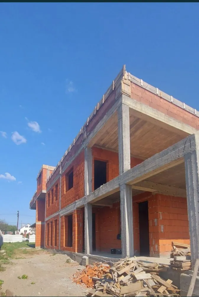 Vand Casa in rosu la Viile Satu Mare - Va oferim spre vânzare o casă în roșu în Viile Satu Mare . Casă este construita pe un teren de 700 mp. Casă are o suprafață de 320mp. Acoperișul este tip terasa care are o suprafață de 130mp. Casă are toate actele în regula.Casa este potrivită și pentru două familii. Acesta casă poate fi și o investiție sigura care își poate dubla investiția inițială. Info la tel 07******04.