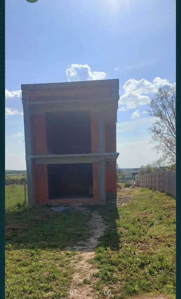 Vand Casa in rosu la Viile Satu Mare - Va oferim spre vânzare o casă în roșu în Viile Satu Mare . Casă este construita pe un teren de 700 mp. Casă are o suprafață de 320mp. Acoperișul este tip terasa care are o suprafață de 130mp. Casă are toate actele în regula.Casa este potrivită și pentru două familii. Acesta casă poate fi și o investiție sigura care își poate dubla investiția inițială. Info la tel 07******04.