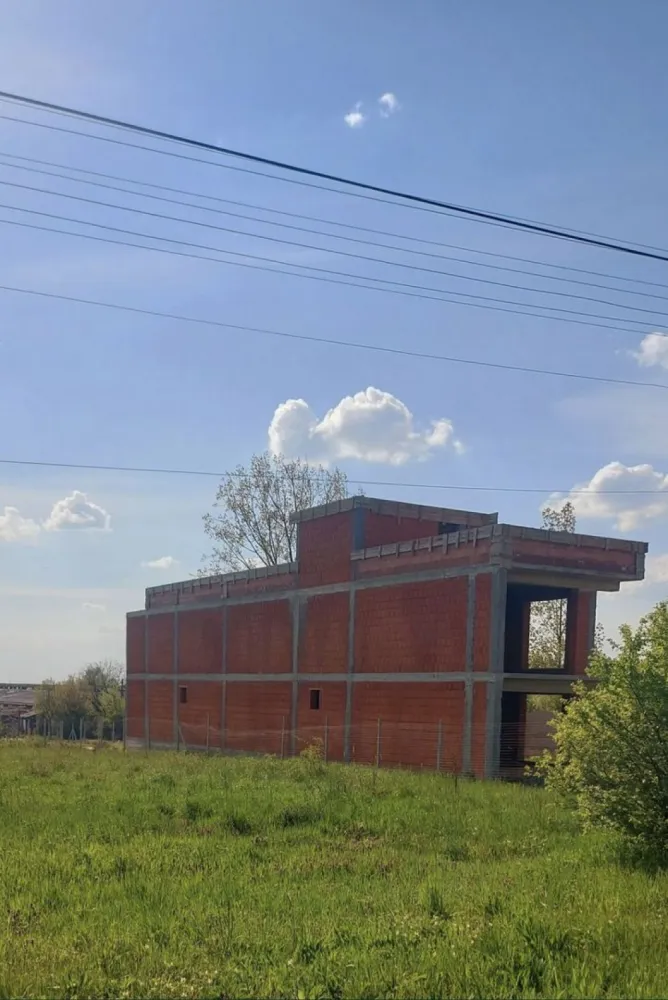 Vand Casa in rosu la Viile Satu Mare - Va oferim spre vânzare o casă în roșu în Viile Satu Mare . Casă este construita pe un teren de 700 mp. Casă are o suprafață de 320mp. Acoperișul este tip terasa care are o suprafață de 130mp. Casă are toate actele în regula.Casa este potrivită și pentru două familii. Acesta casă poate fi și o investiție sigura care își poate dubla investiția inițială. Info la tel 07******04.