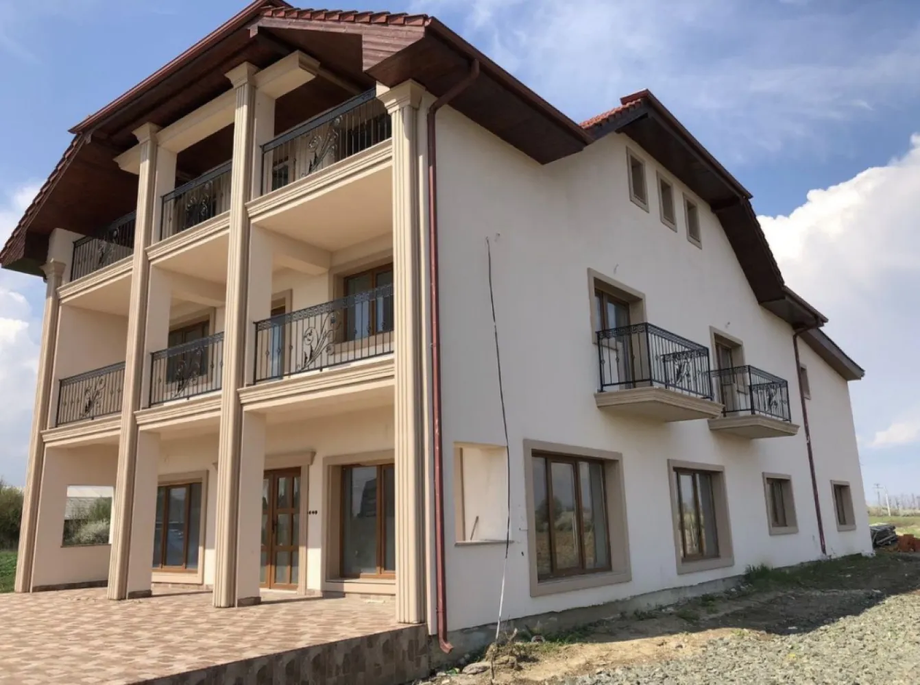 Pensiune/Hotel de vanzare - Vind pensiune , hotel neterminat
teren 68 de ari intravilant 12 camere cu bai detin materialele petru terminat bai (gresi dusuri wc parchet holuri adezivi )doar trebe terminata manopera 
Suprafata cladire 700 mp 
persoana fizica
195000 neg