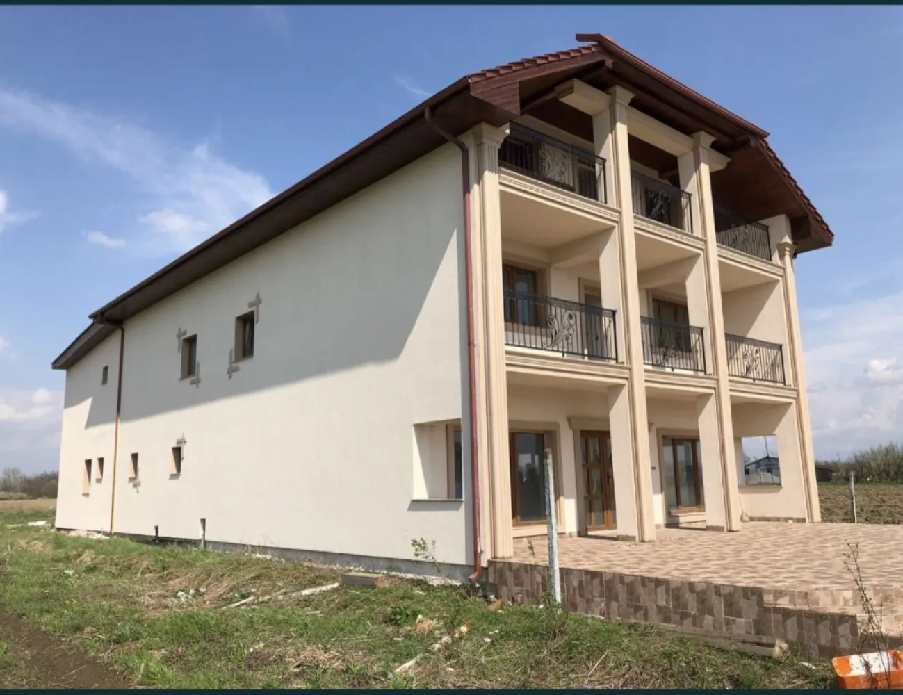 Pensiune/Hotel de vanzare - Vind pensiune , hotel neterminat
teren 68 de ari intravilant 12 camere cu bai detin materialele petru terminat bai (gresi dusuri wc parchet holuri adezivi )doar trebe terminata manopera 
Suprafata cladire 700 mp 
persoana fizica
195000 neg